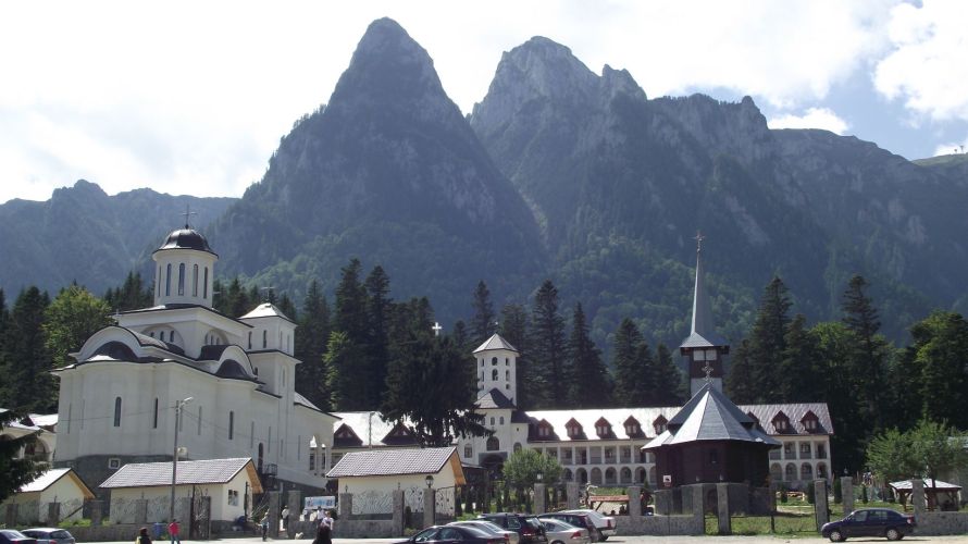 Tineri din întreaga țară participă la tabăra „Tradiție și noutate”