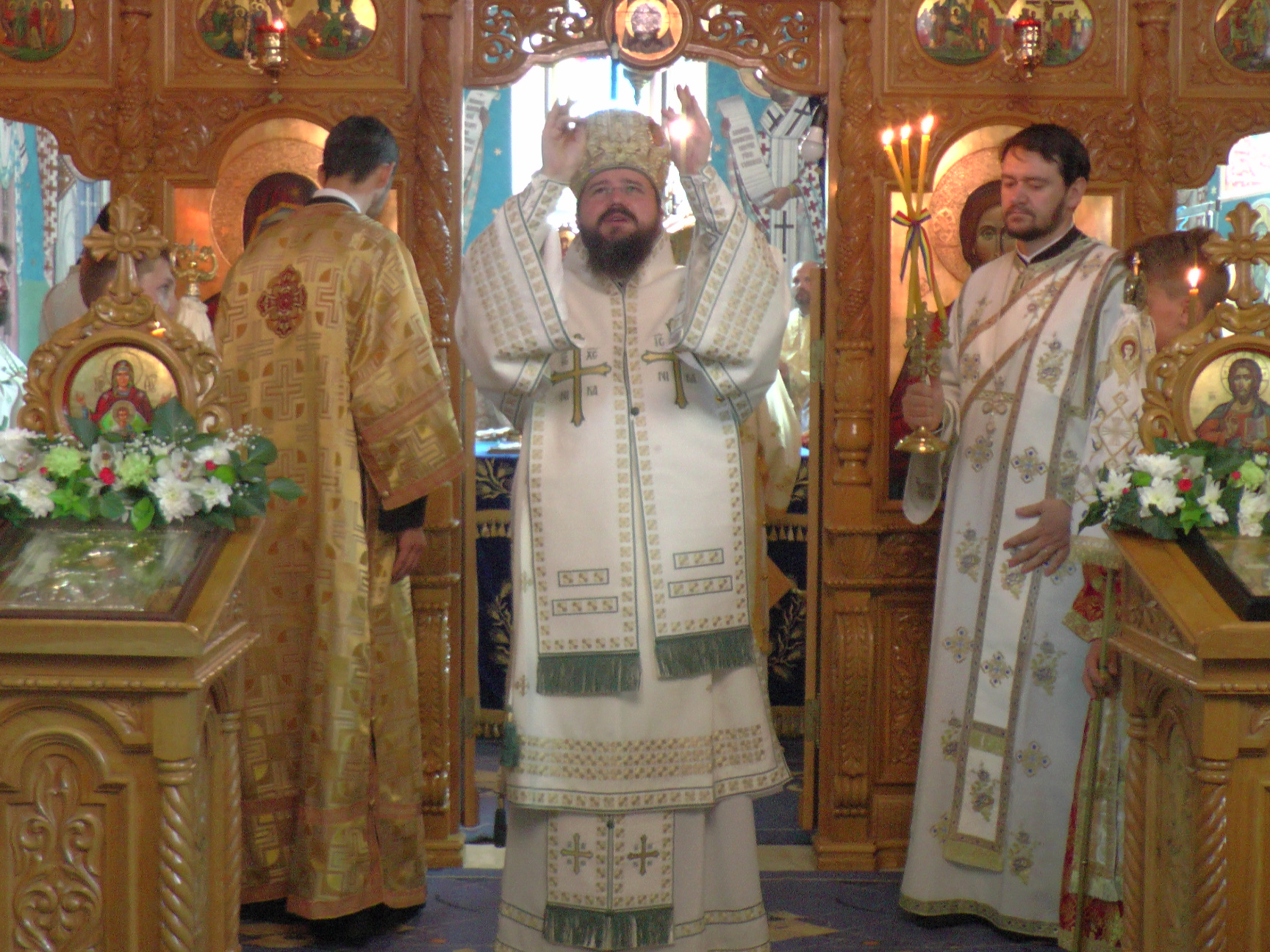 Patru ierarhi la hramul Mănăstirii Bogdana din Rădăuţi