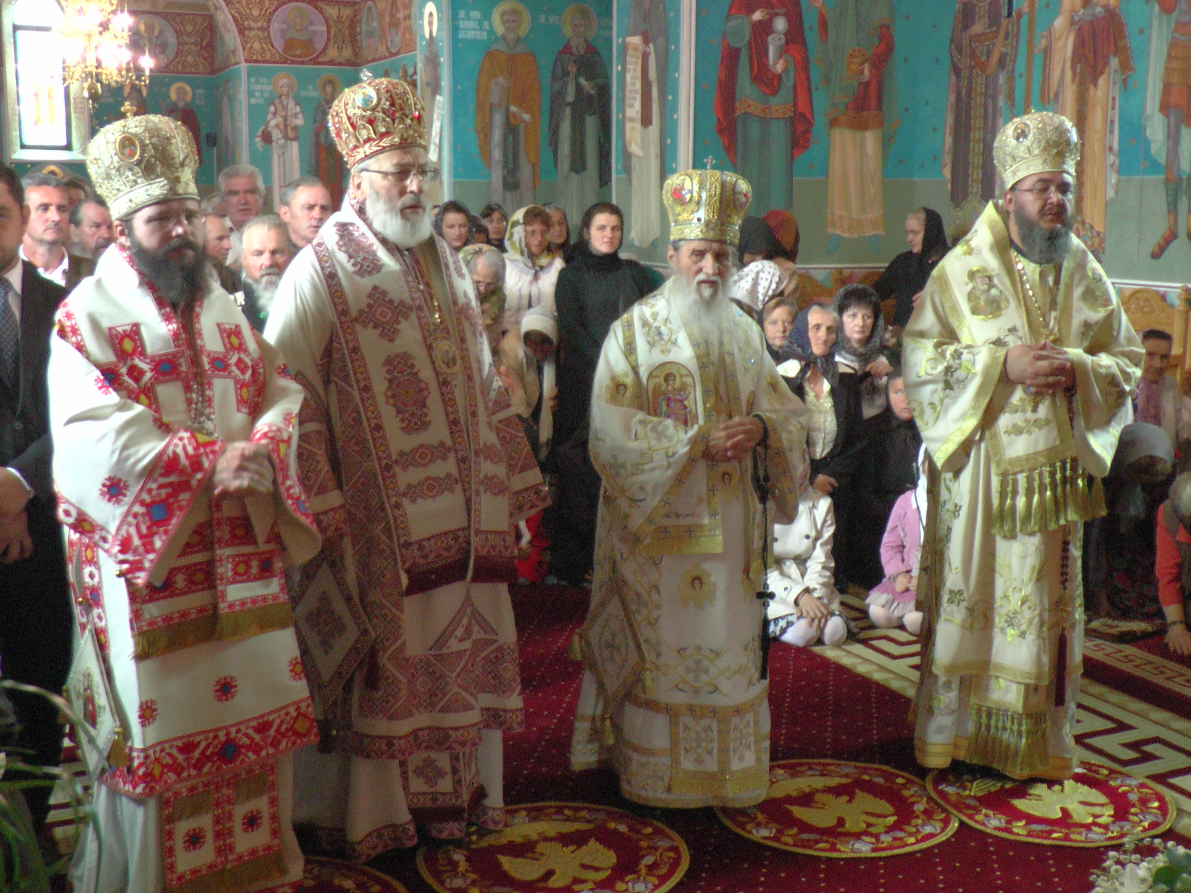 Patru ierarhi la hramul Mănăstirii Bogdana din Rădăuţi