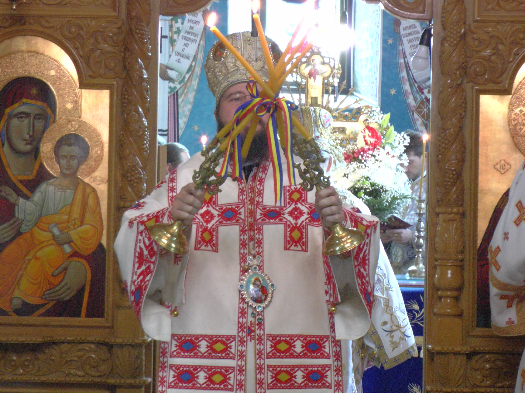 Patru ierarhi la hramul Mănăstirii Bogdana din Rădăuţi