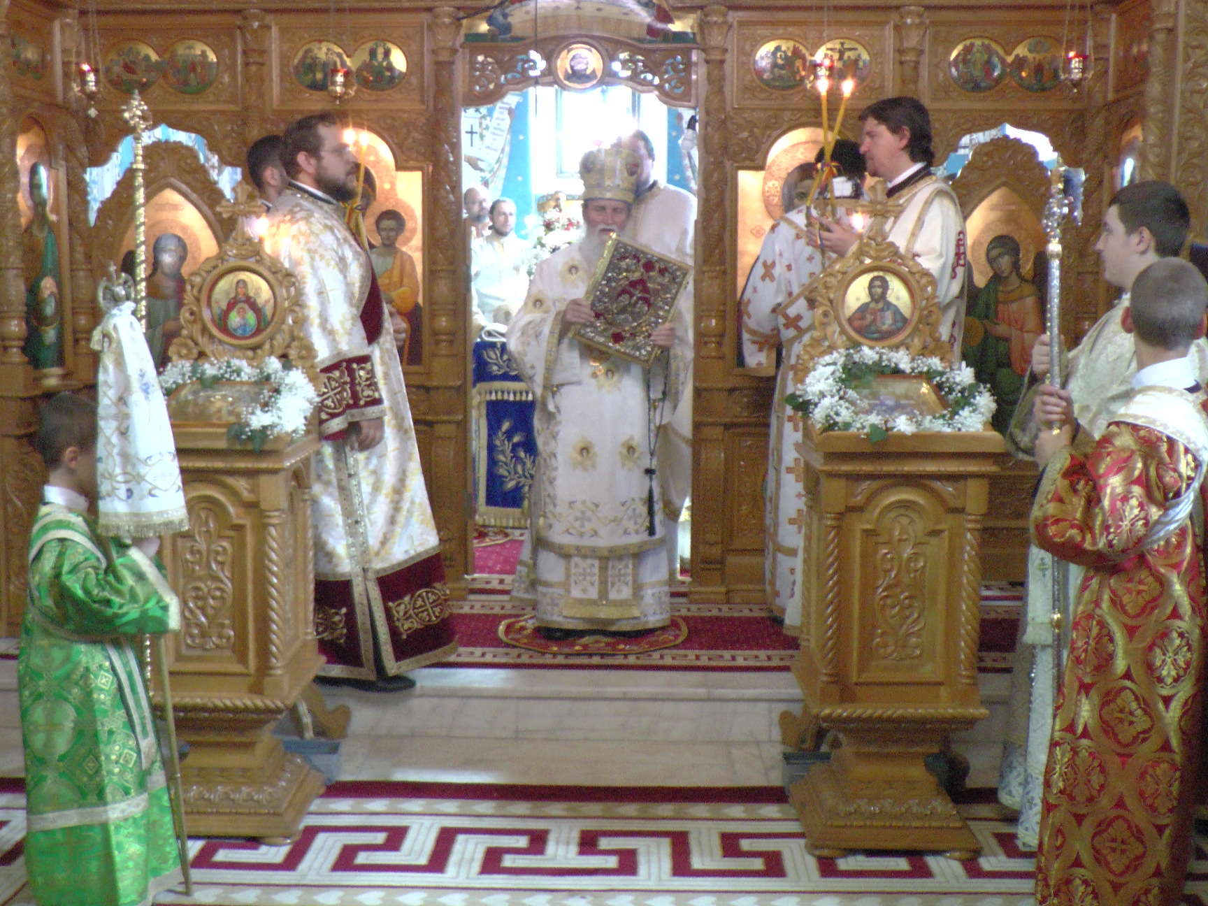 Patru ierarhi la hramul Mănăstirii Bogdana din Rădăuţi