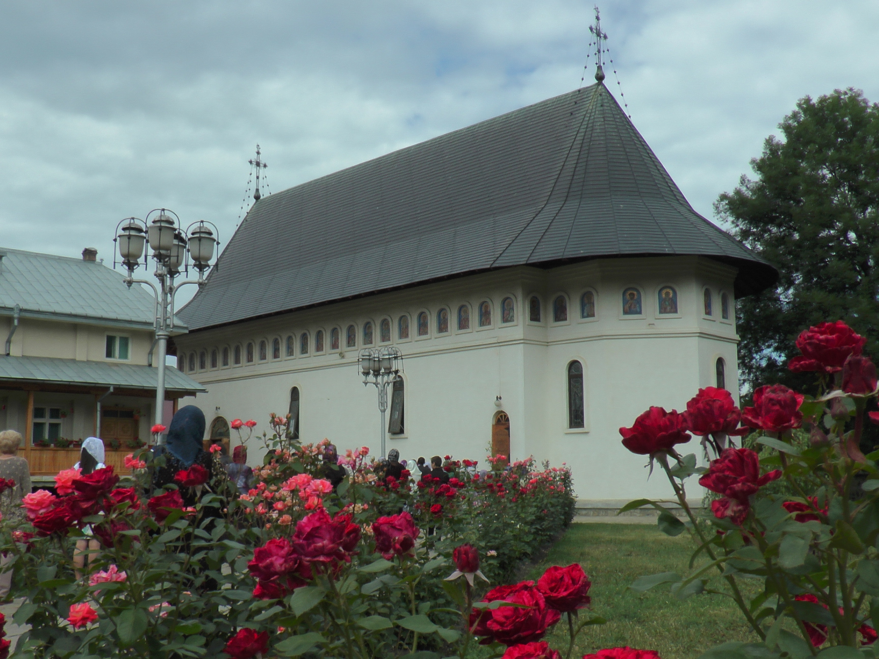 Patru ierarhi la hramul Mănăstirii Bogdana din Rădăuţi