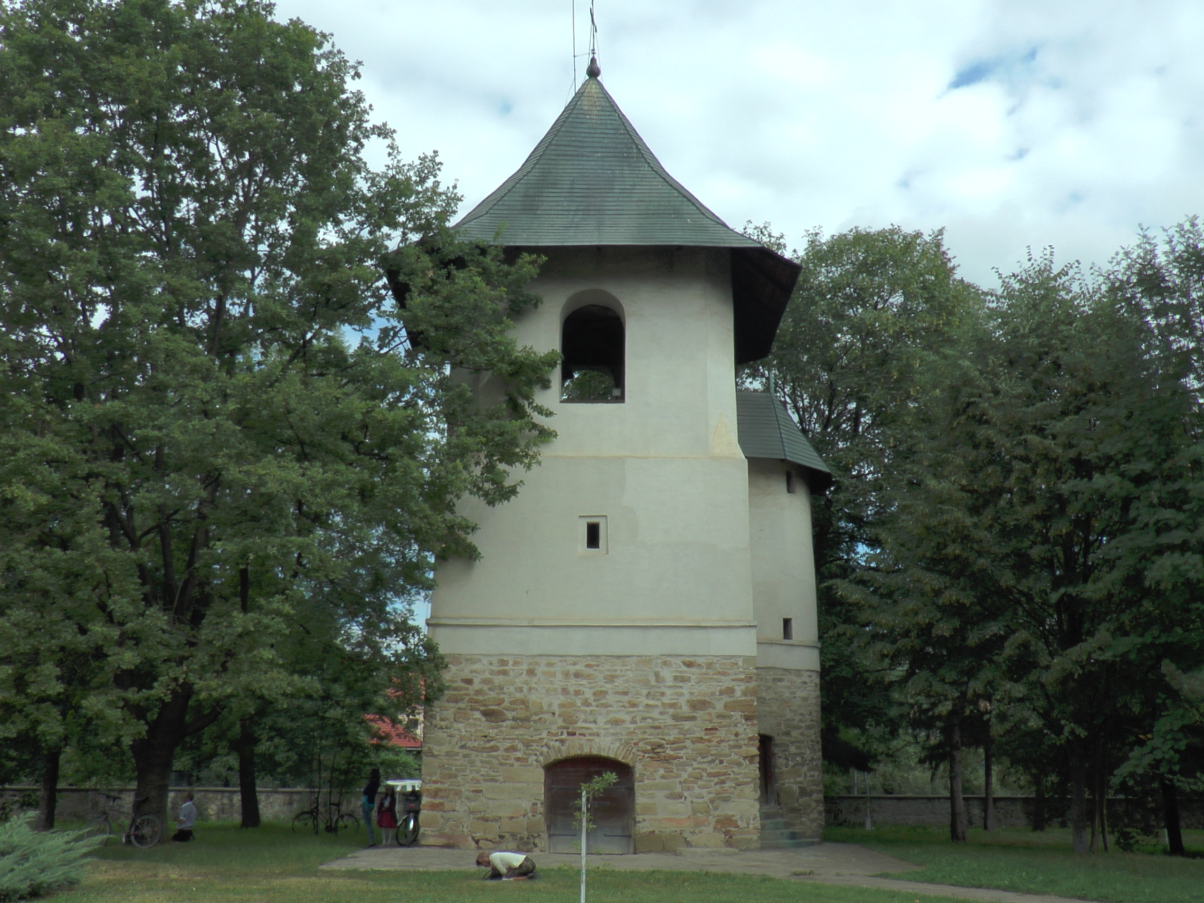 Patru ierarhi la hramul Mănăstirii Bogdana din Rădăuţi