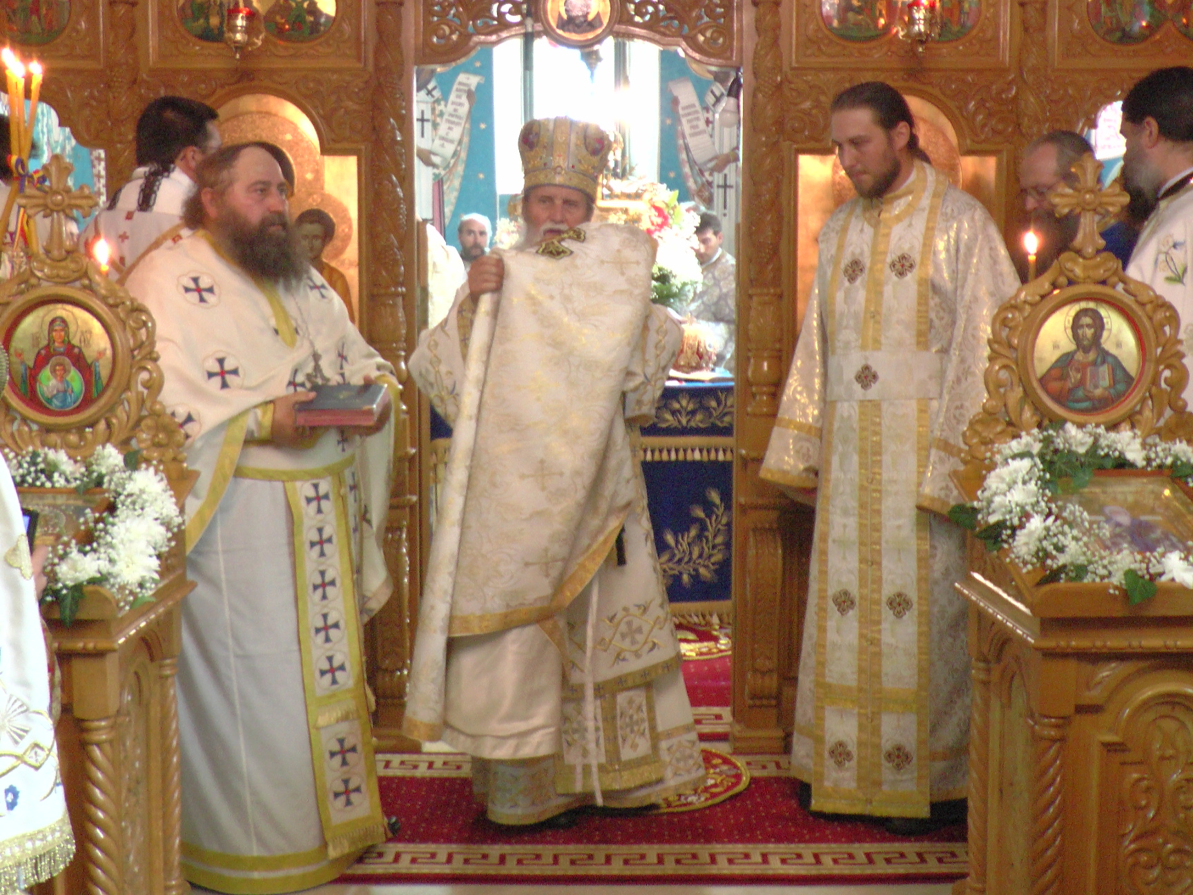 Patru ierarhi la hramul Mănăstirii Bogdana din Rădăuţi