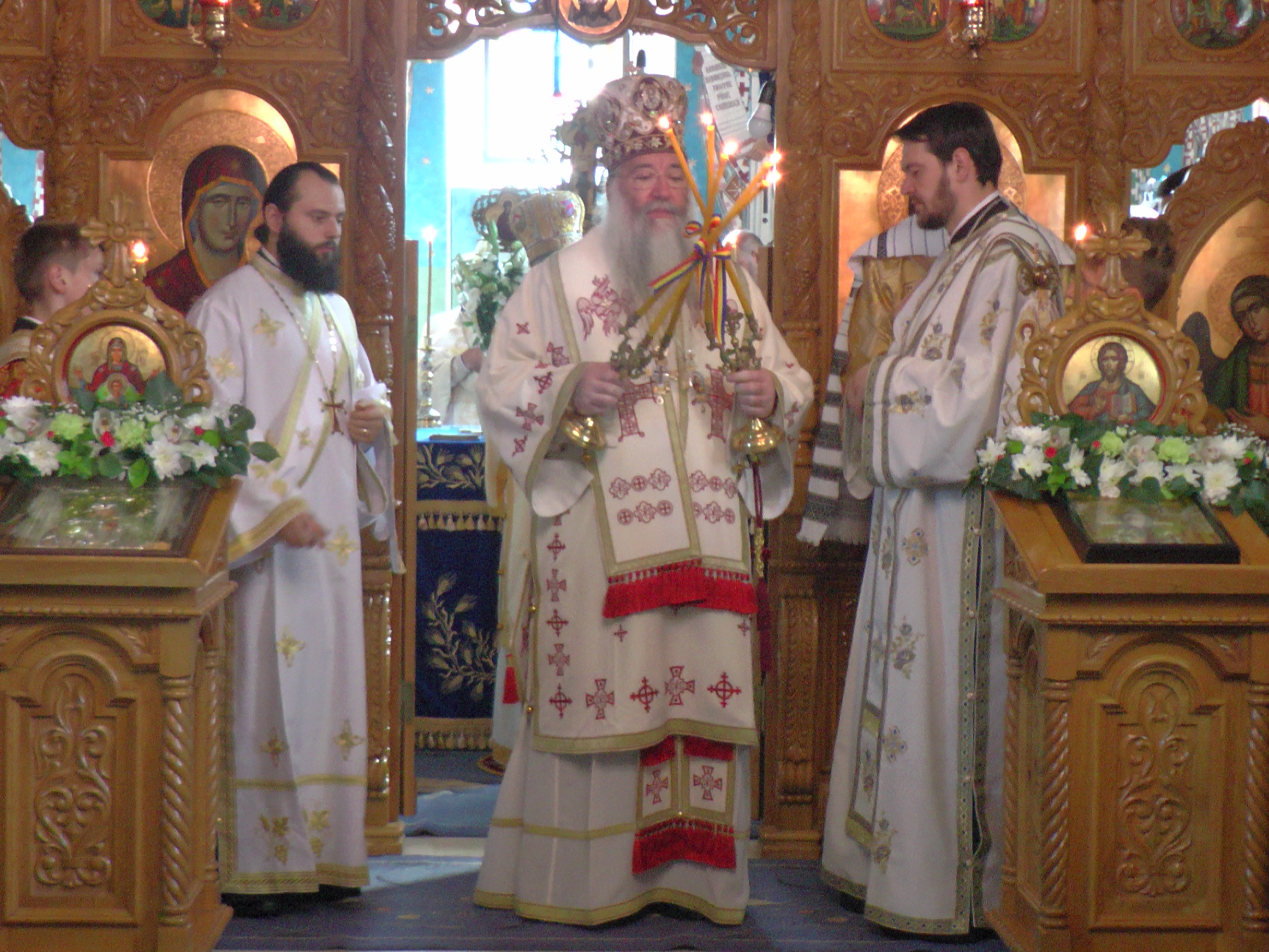 Patru ierarhi la hramul Mănăstirii Bogdana din Rădăuţi
