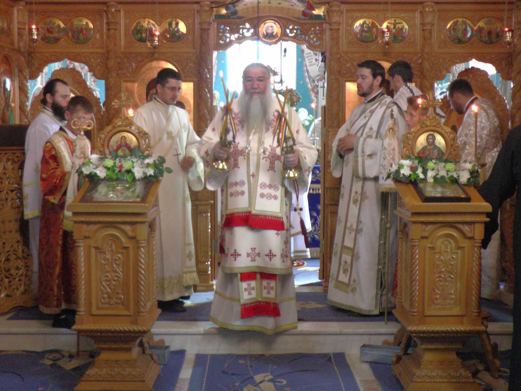 Patru ierarhi la hramul Mănăstirii Bogdana din Rădăuţi