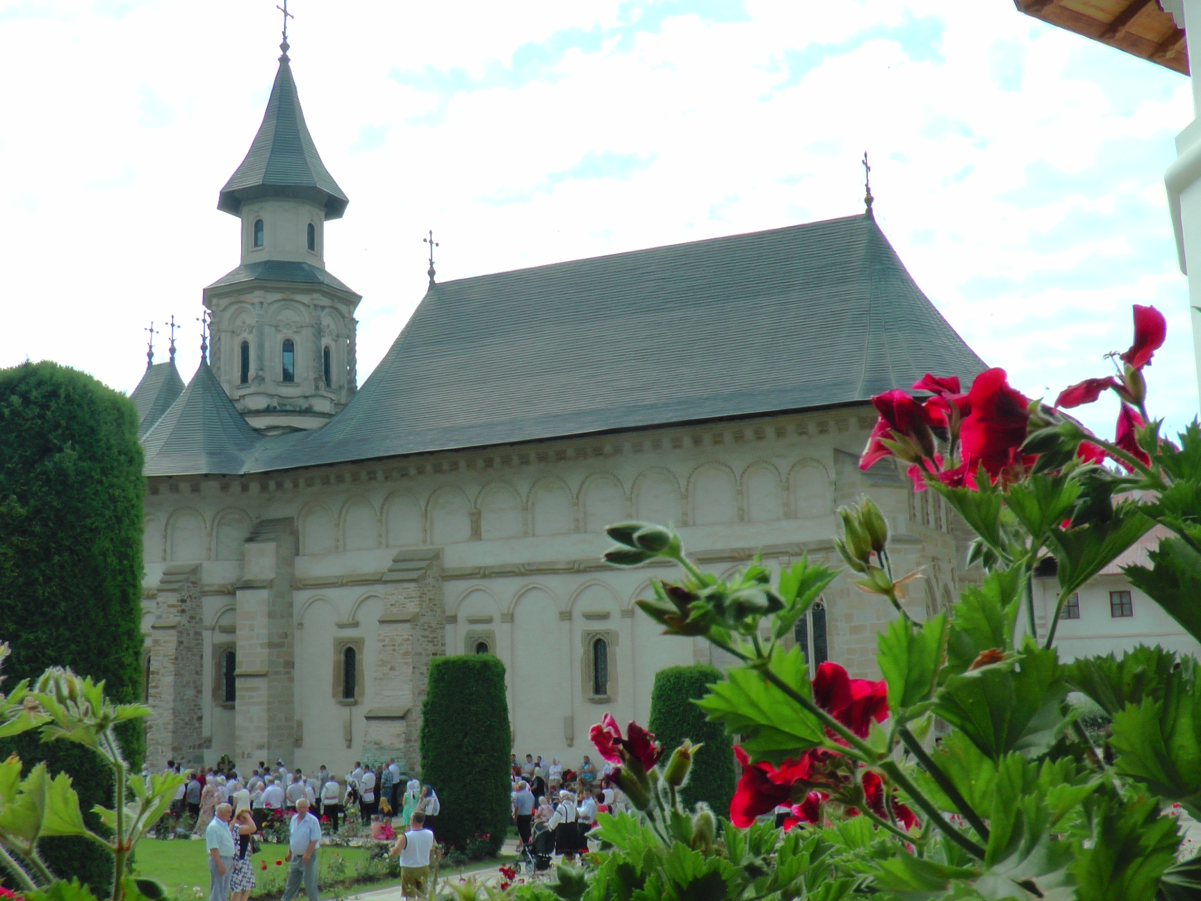 Hram la Putna: „Să luptăm fiecare prin rugăciunea noastră şi să nu ne războim niciodată între noi“