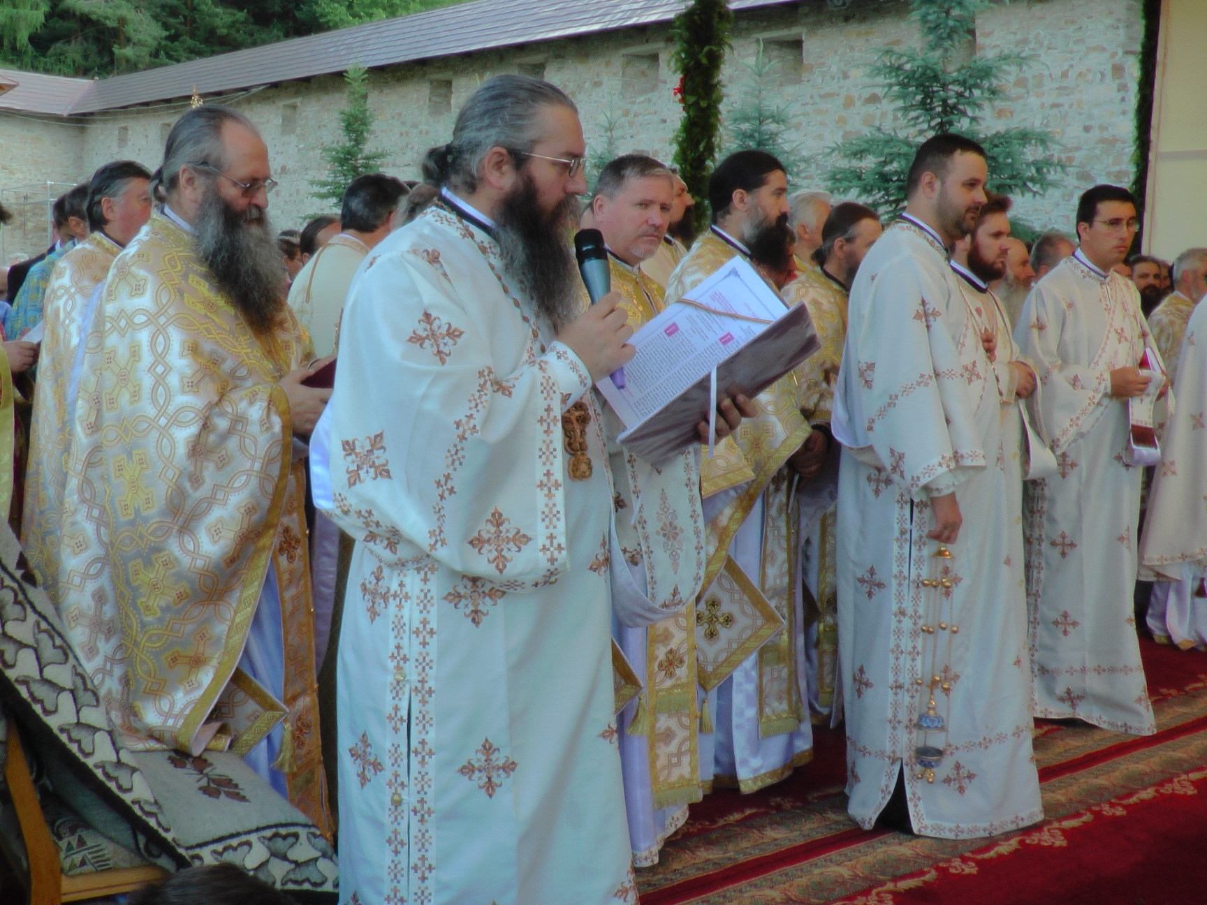 Hram la Putna: „Să luptăm fiecare prin rugăciunea noastră şi să nu ne războim niciodată între noi“