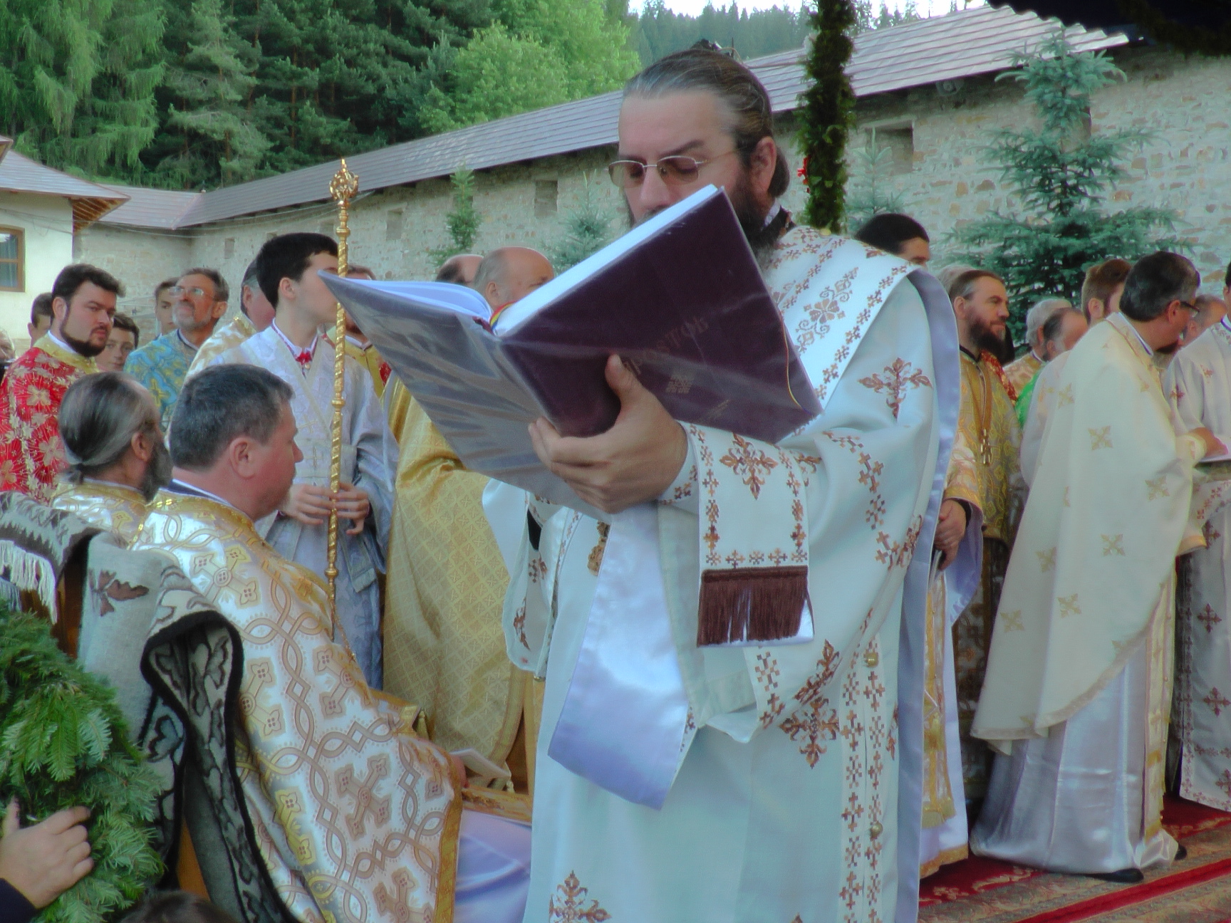 Hram la Putna: „Să luptăm fiecare prin rugăciunea noastră şi să nu ne războim niciodată între noi“