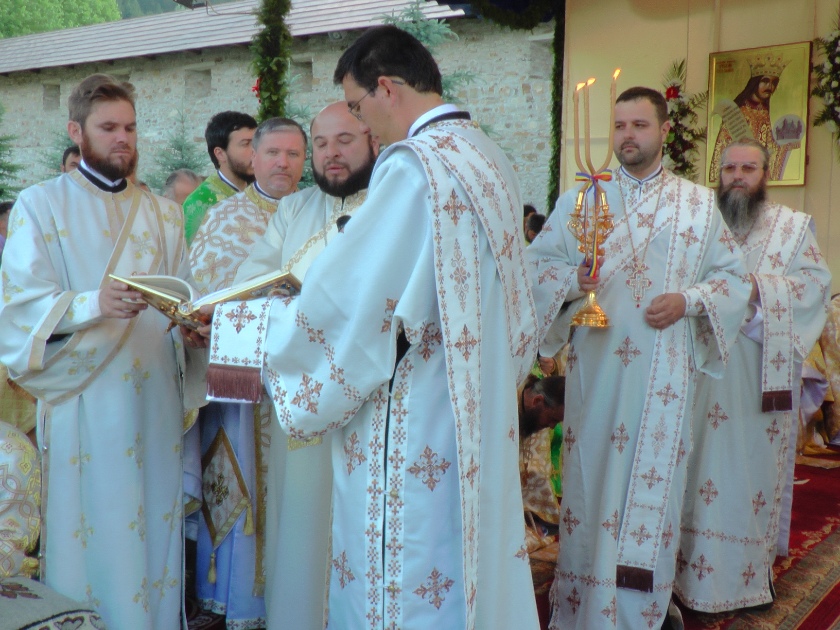 Hram la Putna: „Să luptăm fiecare prin rugăciunea noastră şi să nu ne războim niciodată între noi“