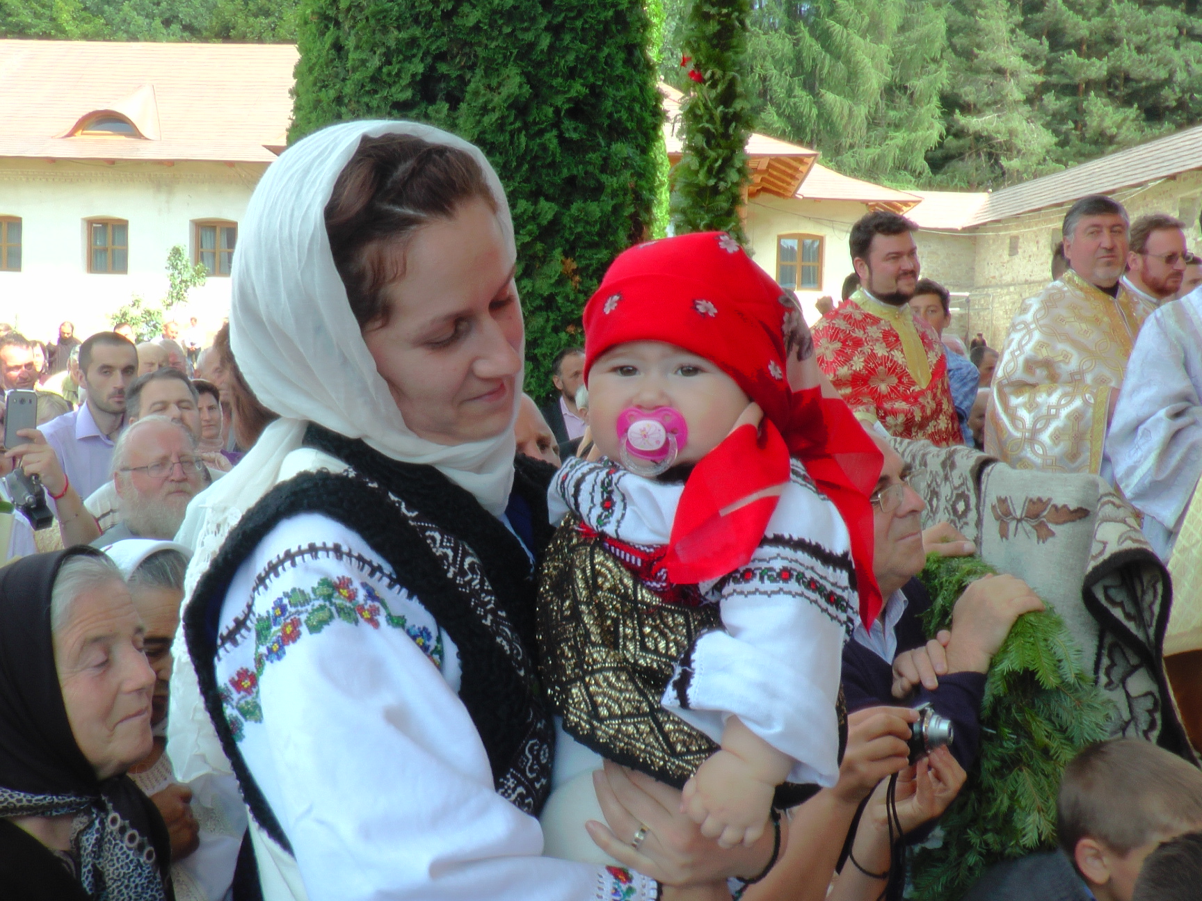 Hram la Putna: „Să luptăm fiecare prin rugăciunea noastră şi să nu ne războim niciodată între noi“