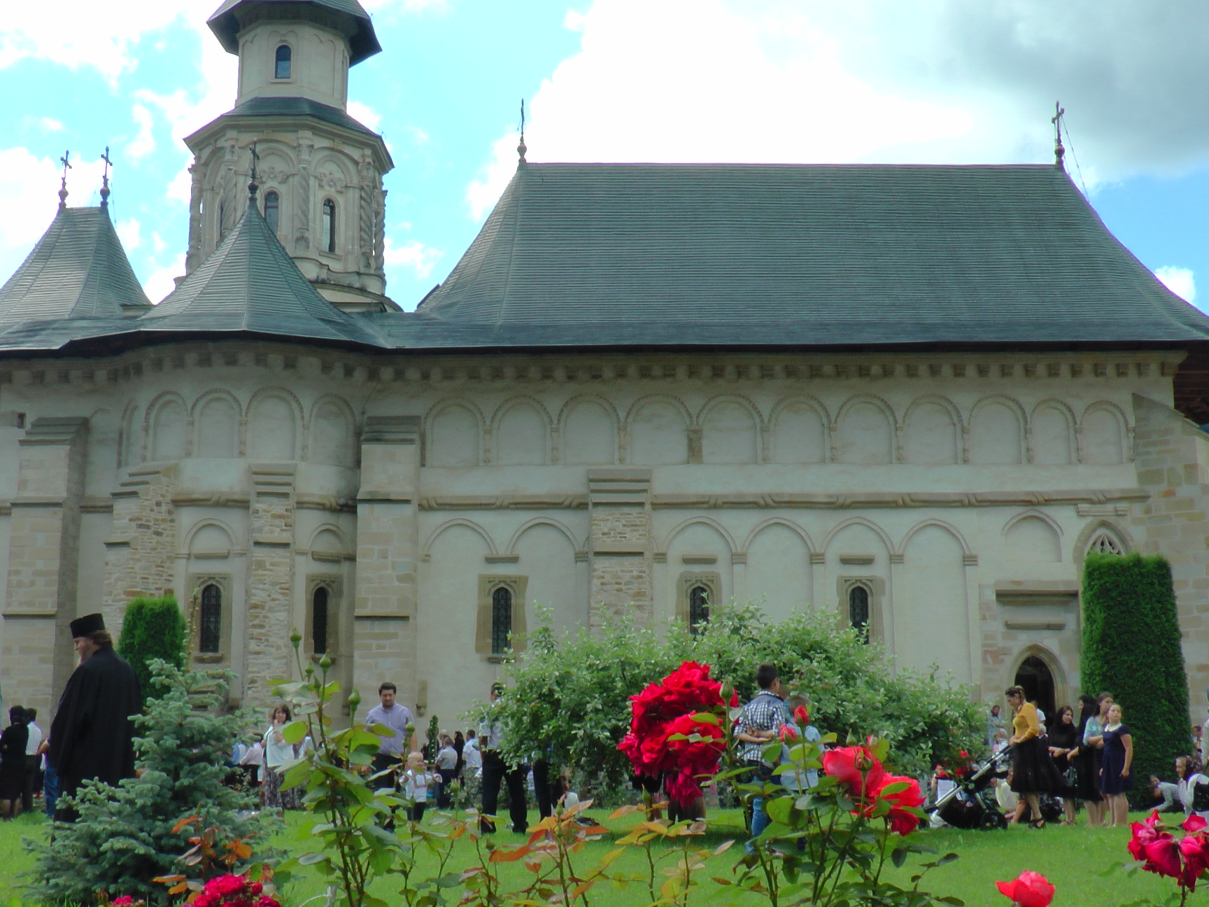 Hram la Putna: „Să luptăm fiecare prin rugăciunea noastră şi să nu ne războim niciodată între noi“