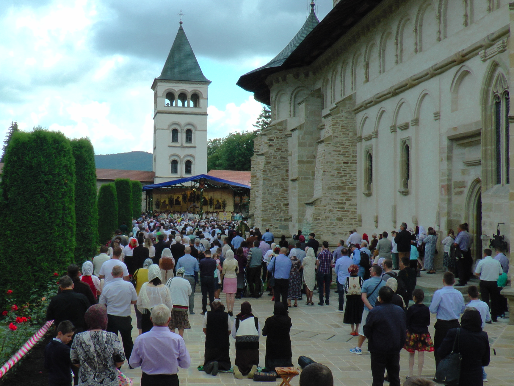 Hram la Putna: „Să luptăm fiecare prin rugăciunea noastră şi să nu ne războim niciodată între noi“