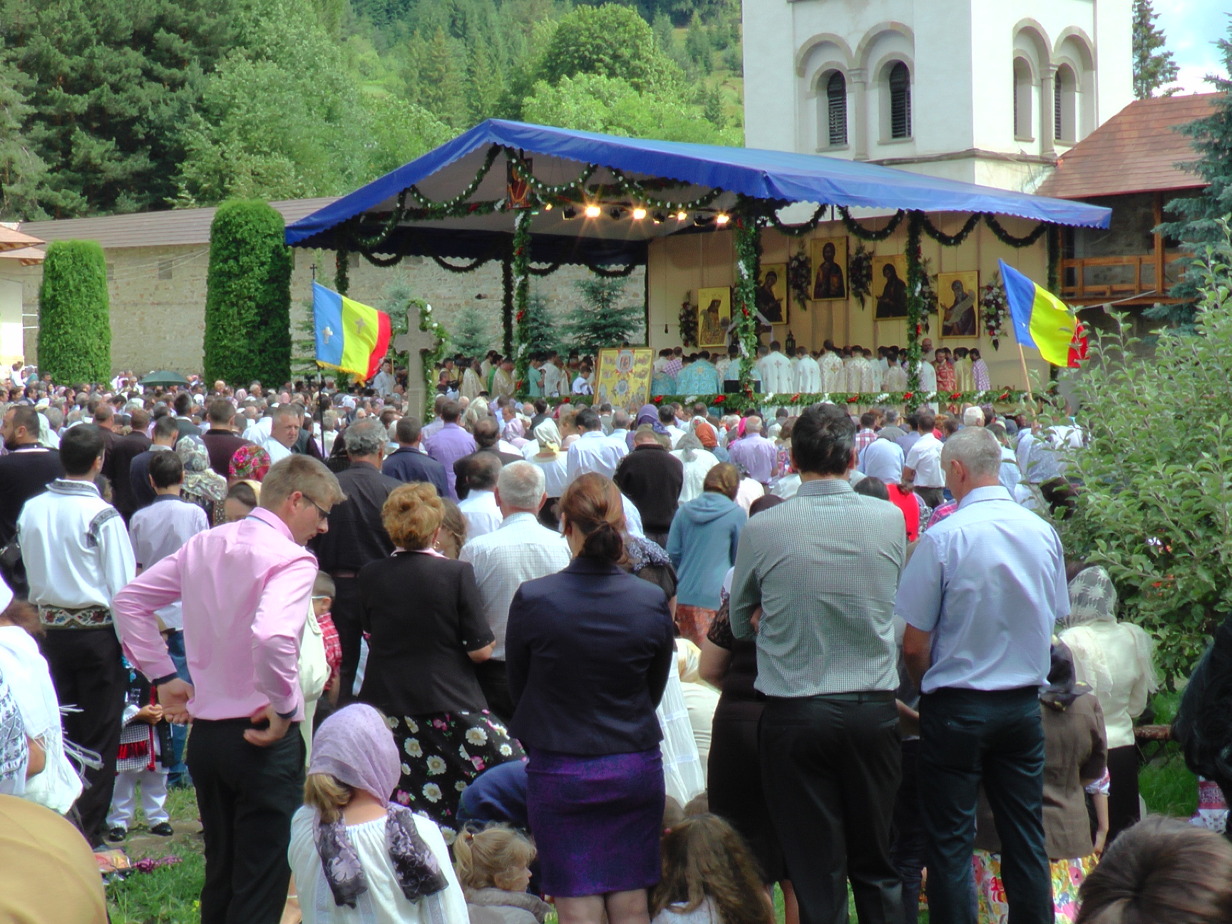 Hram la Putna: „Să luptăm fiecare prin rugăciunea noastră şi să nu ne războim niciodată între noi“