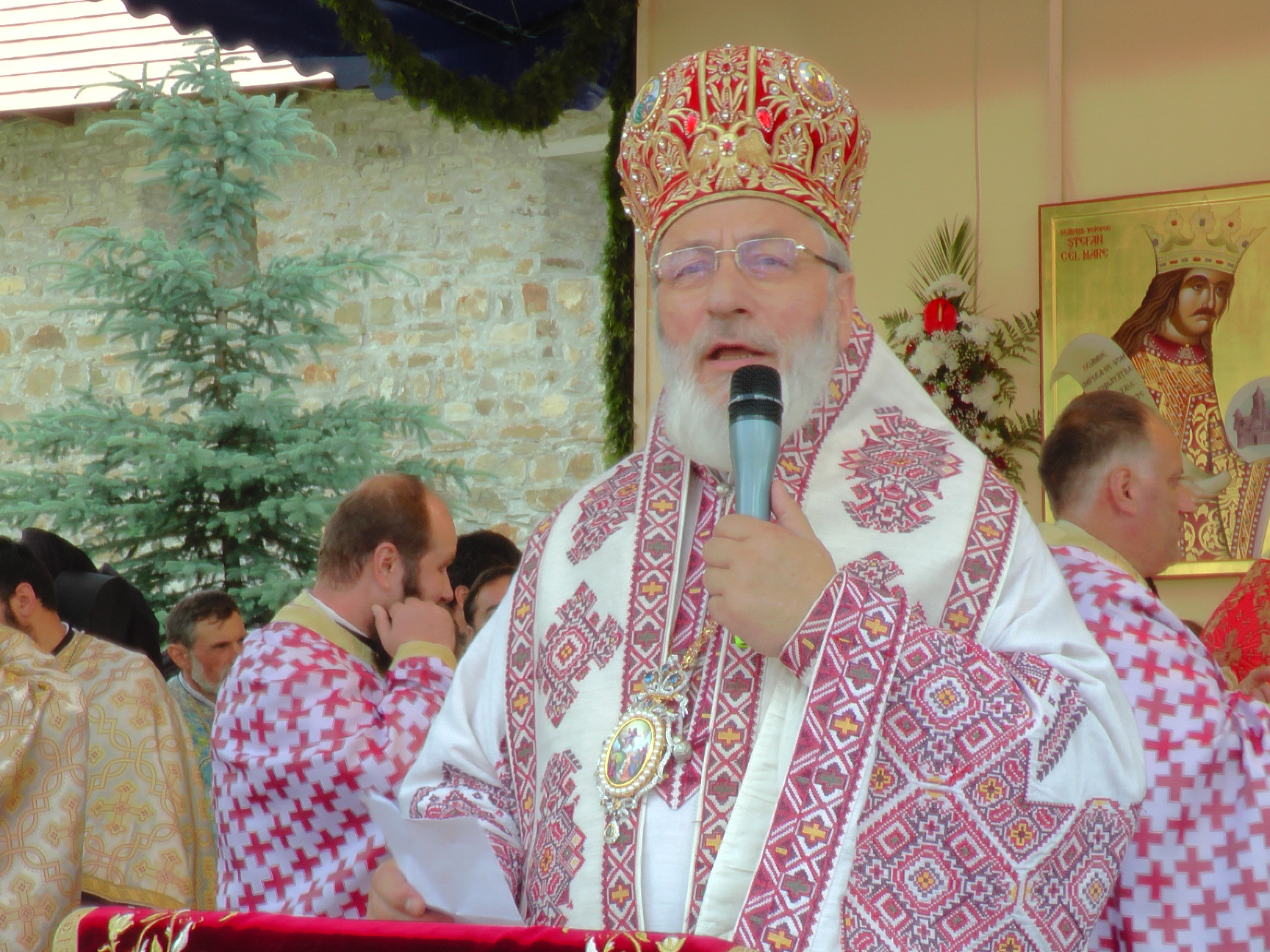 Hram la Putna: „Să luptăm fiecare prin rugăciunea noastră şi să nu ne războim niciodată între noi“