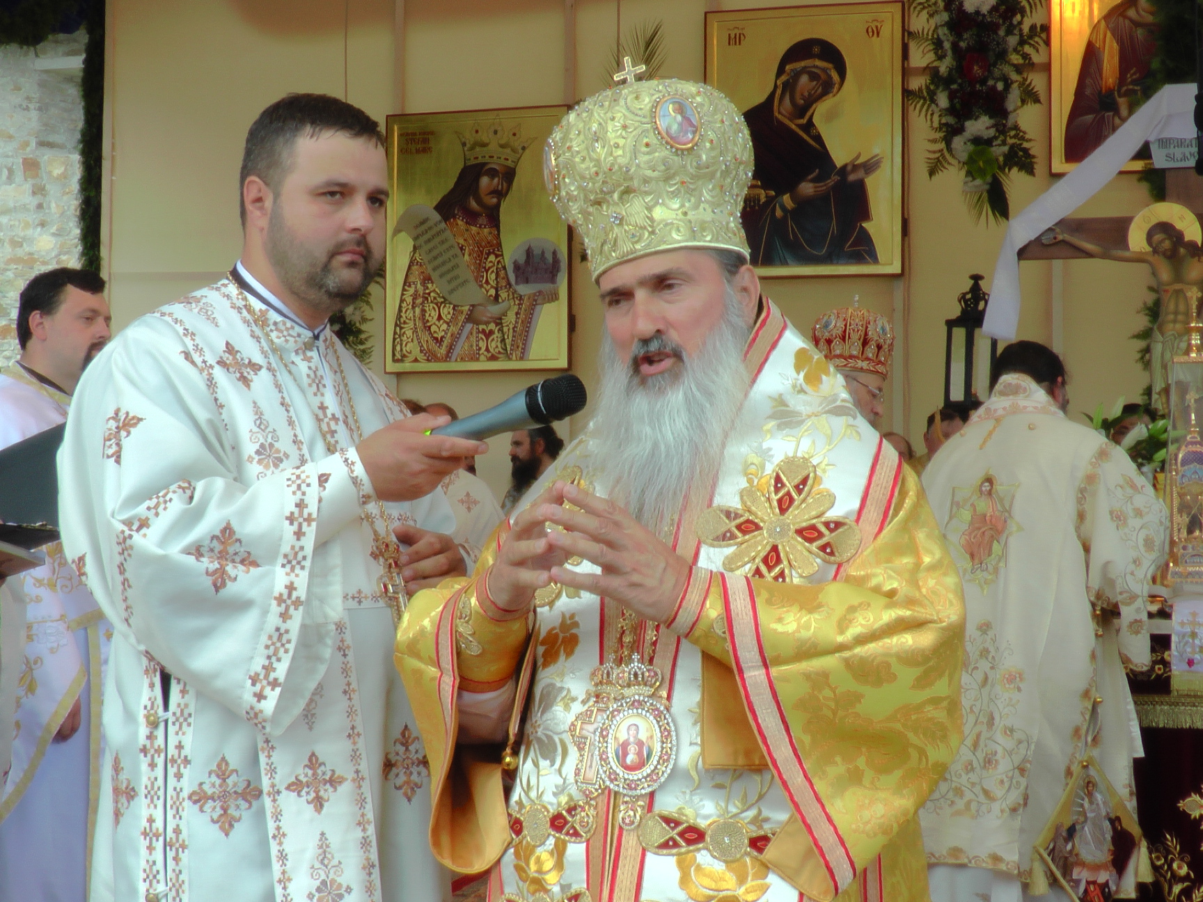 Hram la Putna: „Să luptăm fiecare prin rugăciunea noastră şi să nu ne războim niciodată între noi“