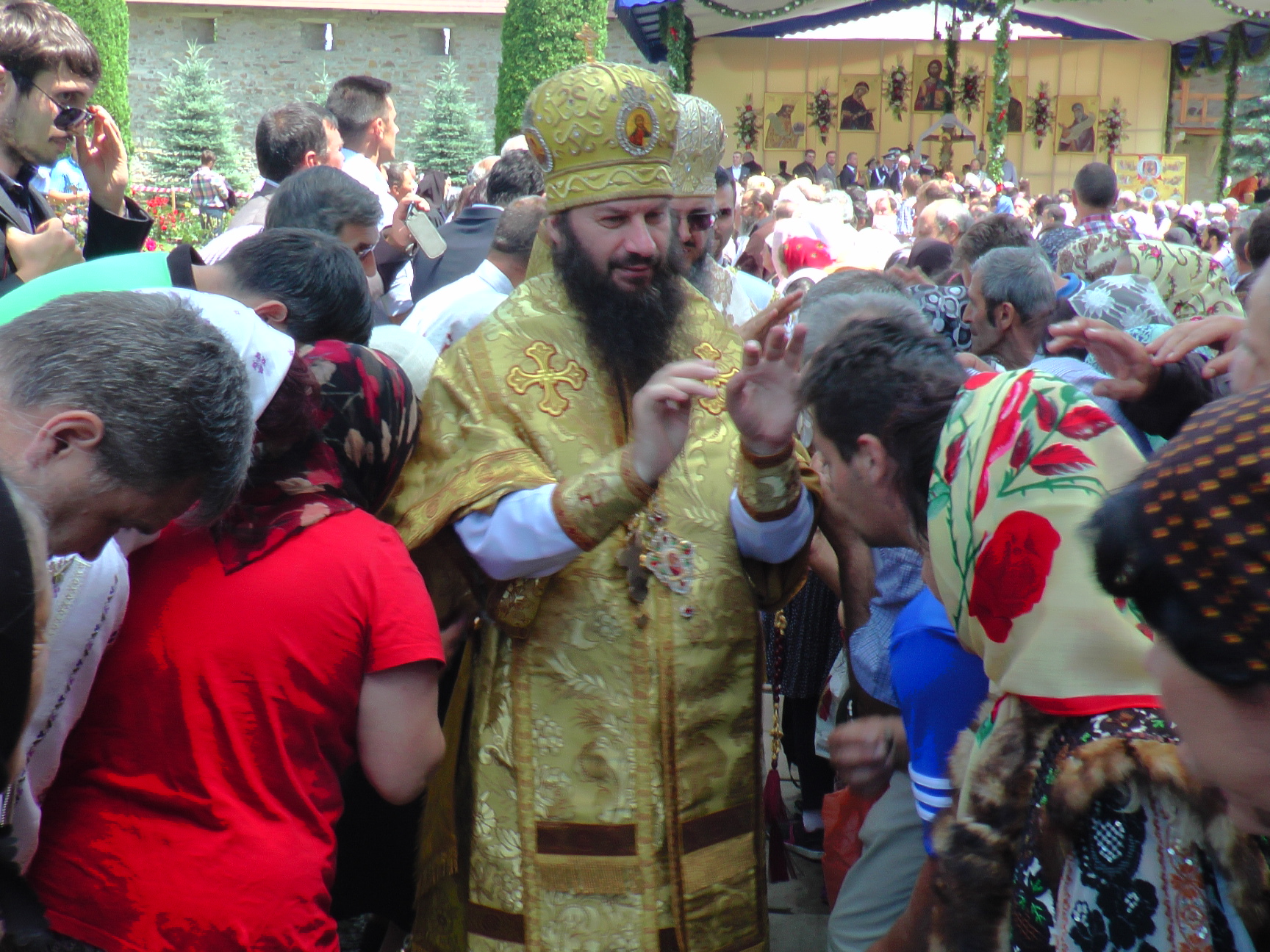 Hram la Putna: „Să luptăm fiecare prin rugăciunea noastră şi să nu ne războim niciodată între noi“