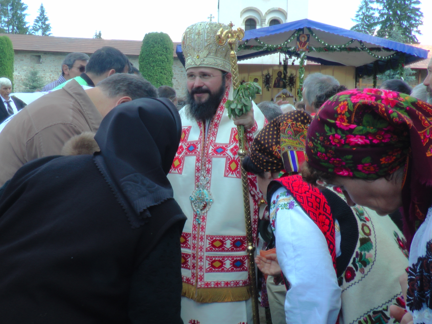 Hram la Putna: „Să luptăm fiecare prin rugăciunea noastră şi să nu ne războim niciodată între noi“