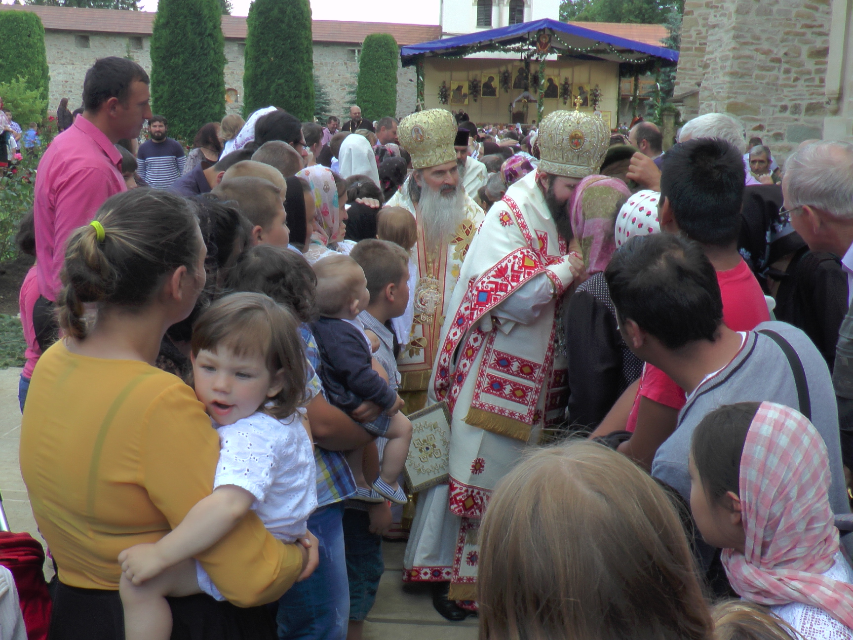 Hram la Putna: „Să luptăm fiecare prin rugăciunea noastră şi să nu ne războim niciodată între noi“