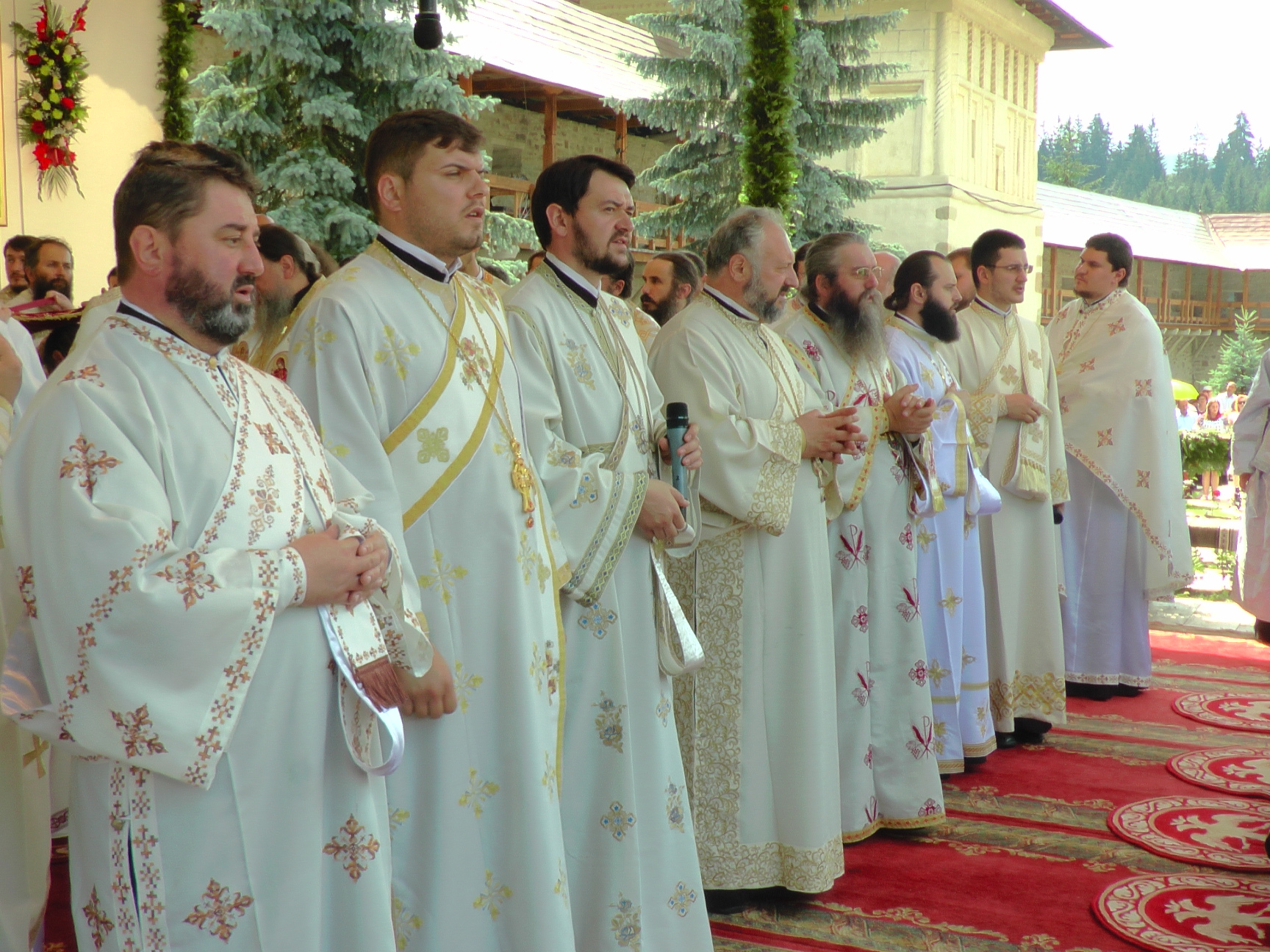 Hram la Putna: „Să luptăm fiecare prin rugăciunea noastră şi să nu ne războim niciodată între noi“