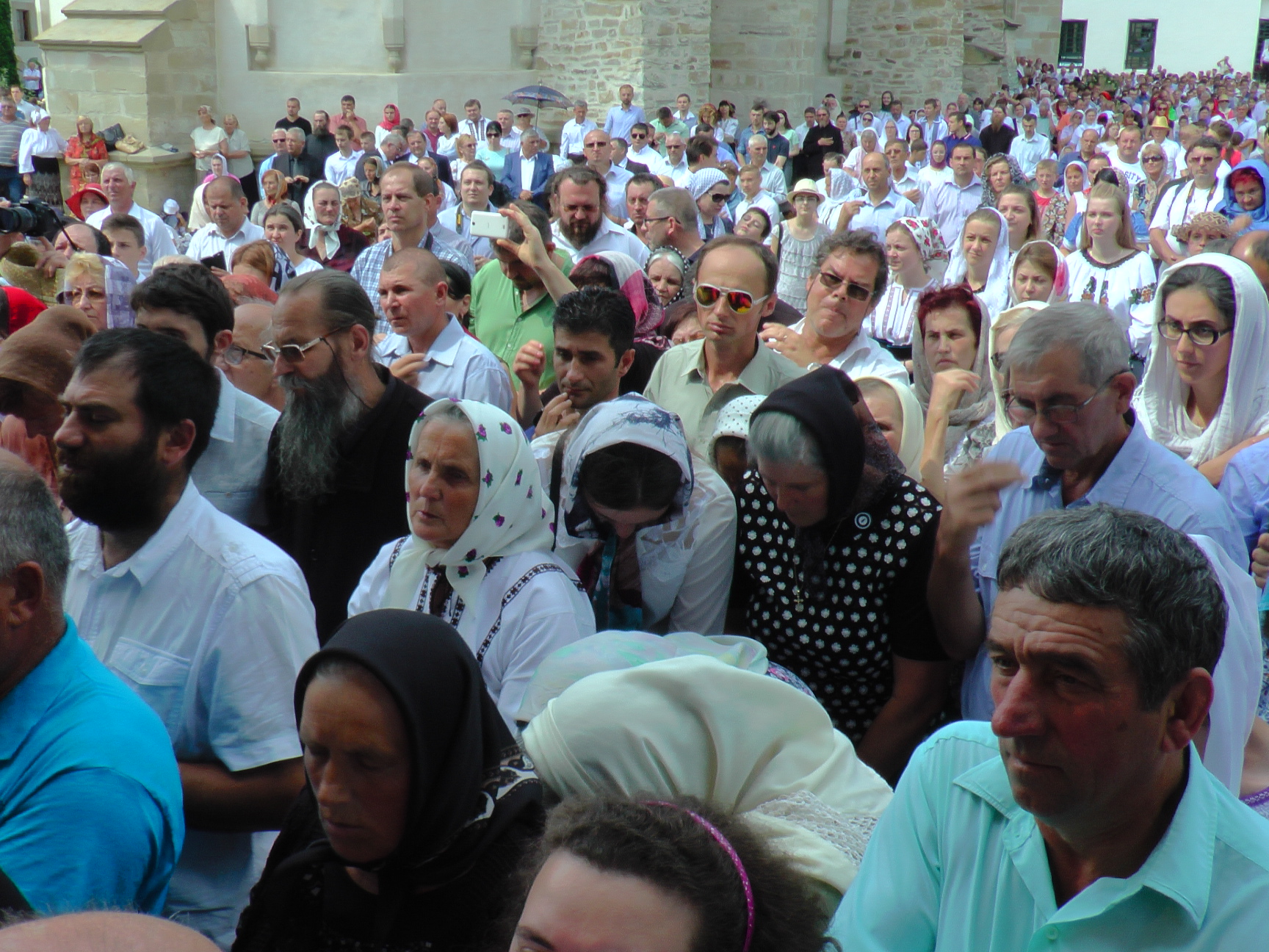 Hram la Putna: „Să luptăm fiecare prin rugăciunea noastră şi să nu ne războim niciodată între noi“