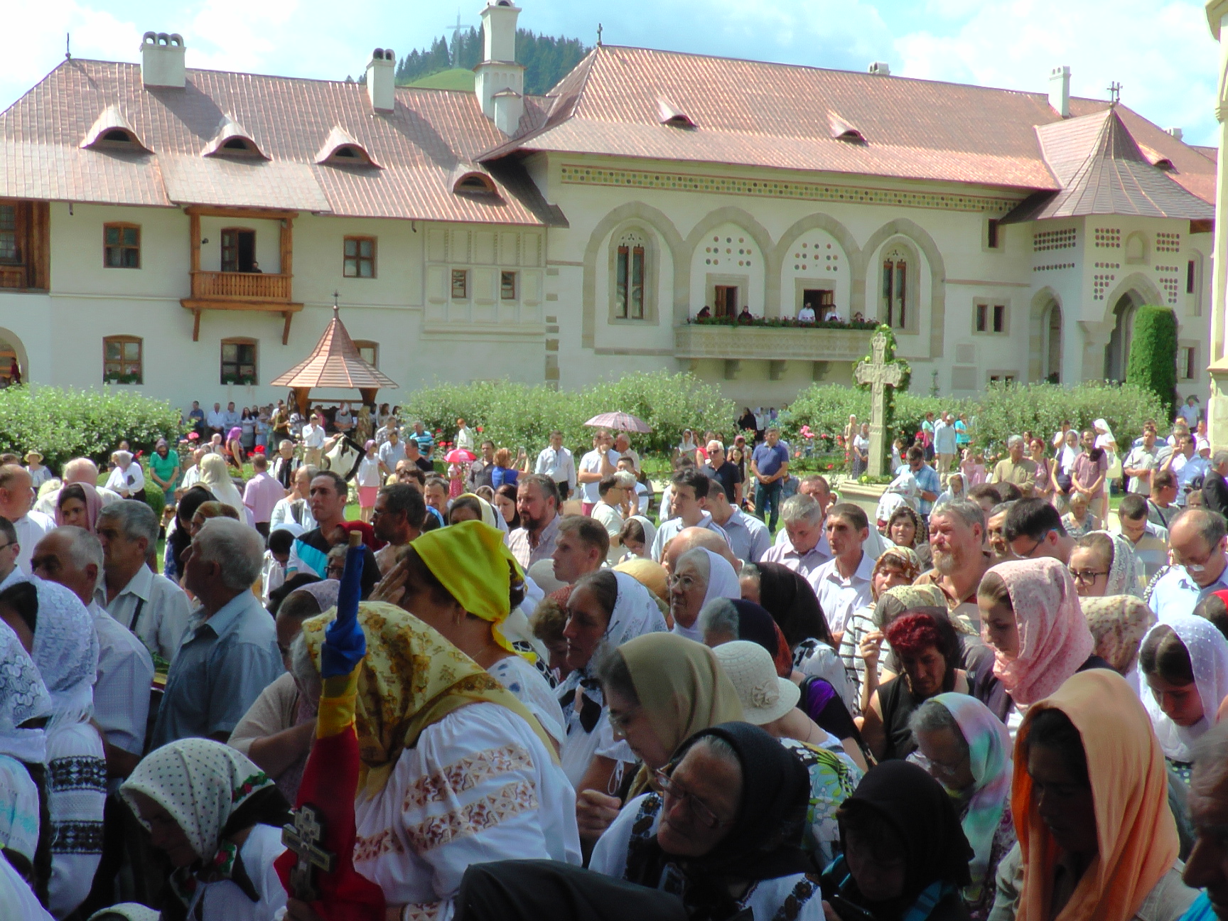 Hram la Putna: „Să luptăm fiecare prin rugăciunea noastră şi să nu ne războim niciodată între noi“