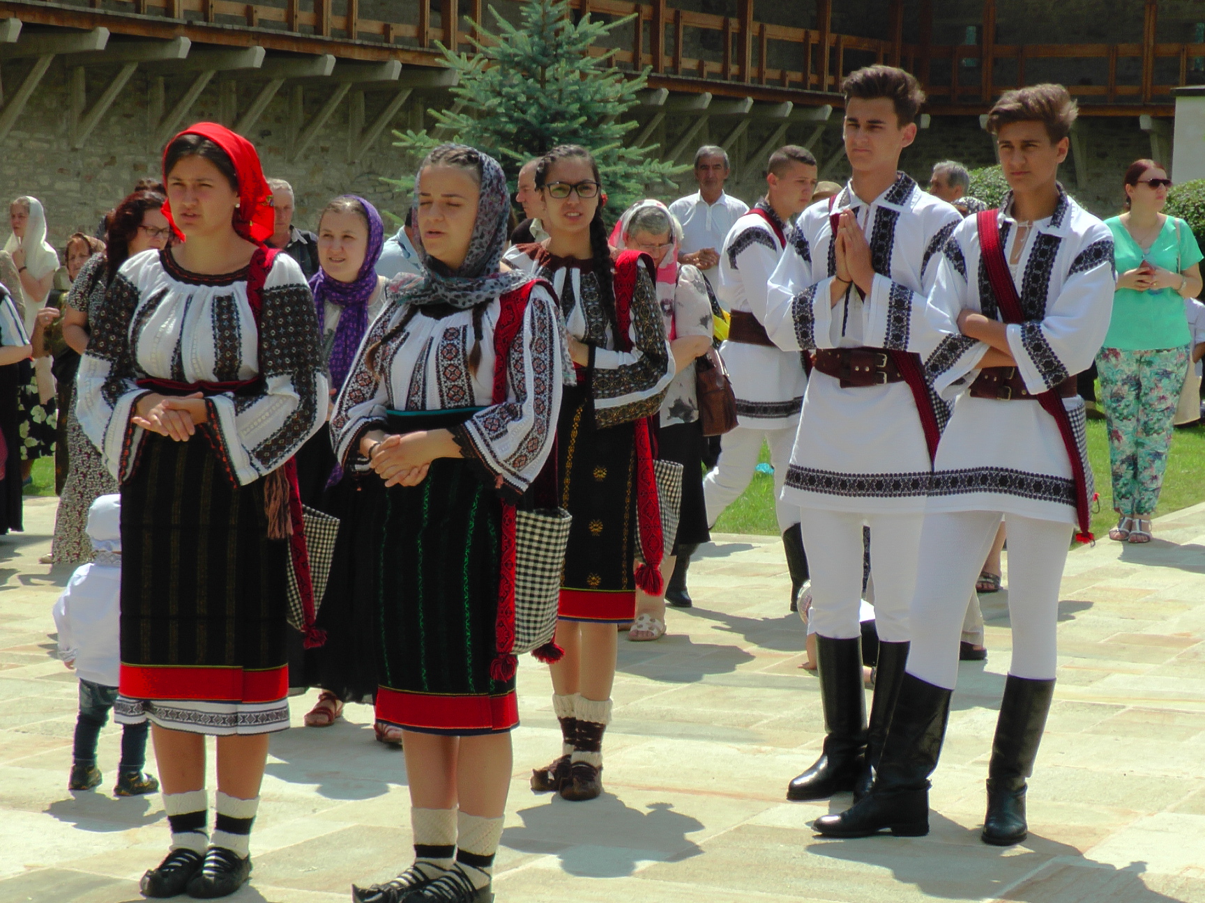 Hram la Putna: „Să luptăm fiecare prin rugăciunea noastră şi să nu ne războim niciodată între noi“