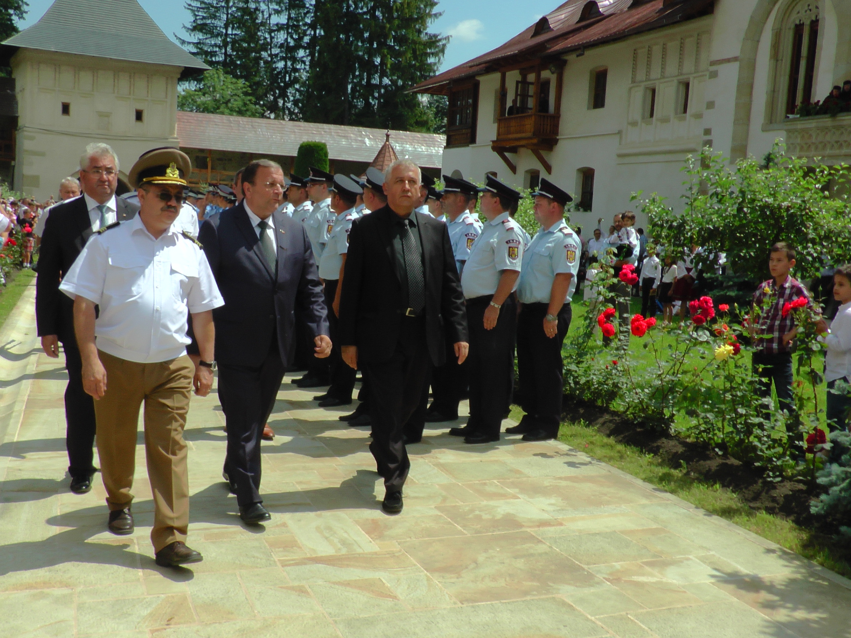 Hram la Putna: „Să luptăm fiecare prin rugăciunea noastră şi să nu ne războim niciodată între noi“