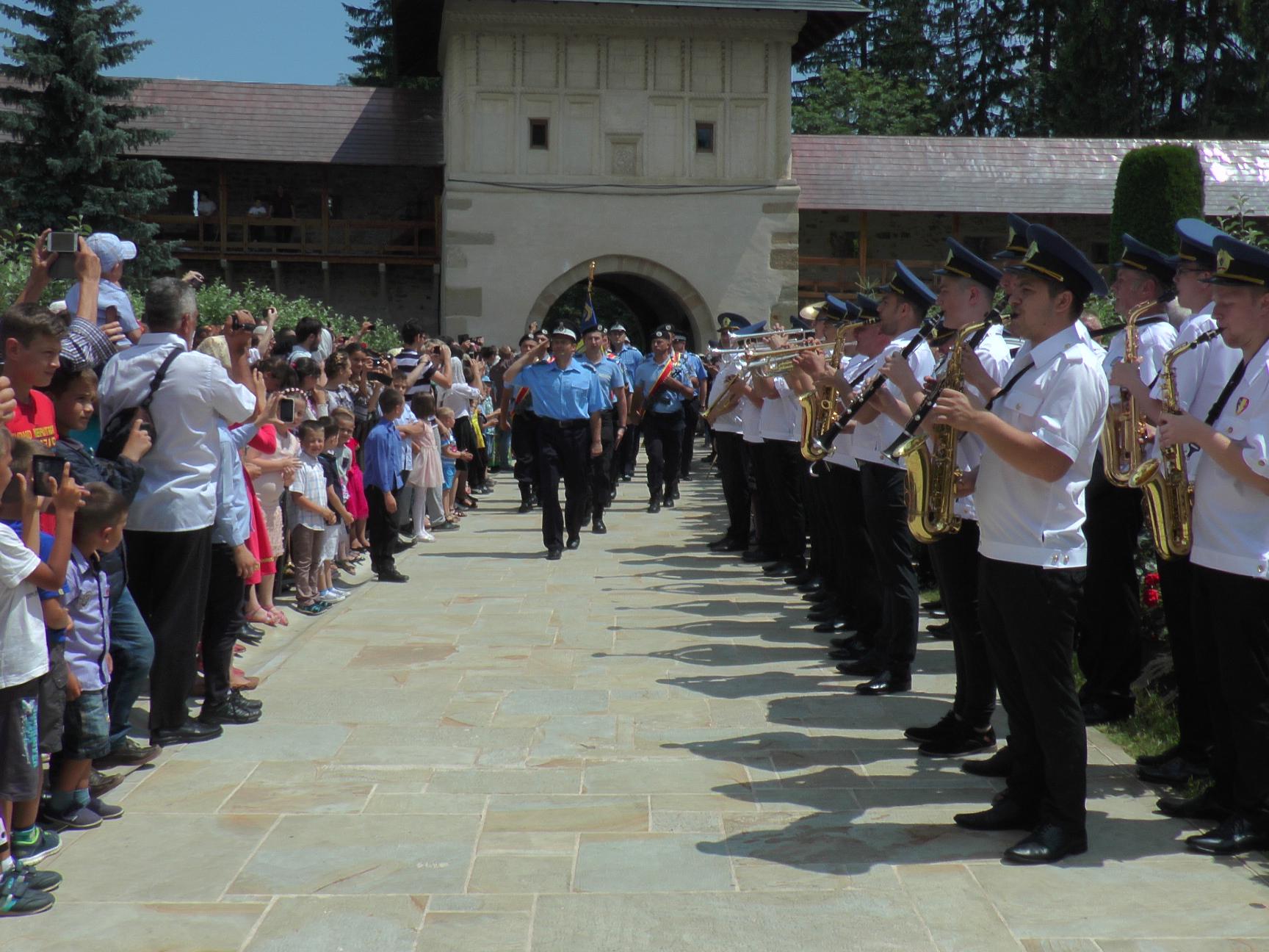 Hram la Putna: „Să luptăm fiecare prin rugăciunea noastră şi să nu ne războim niciodată între noi“