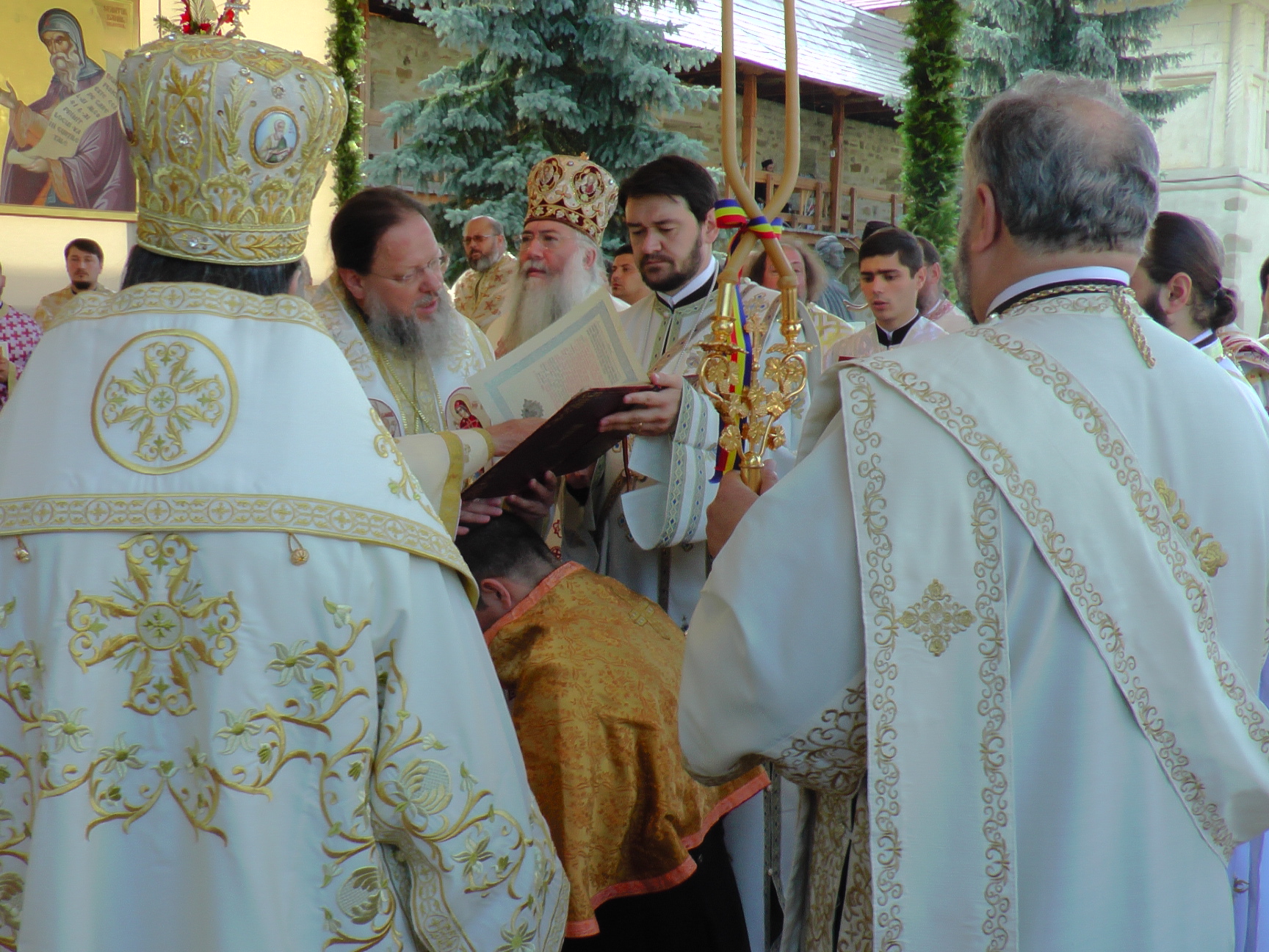 Hram la Putna: „Să luptăm fiecare prin rugăciunea noastră şi să nu ne războim niciodată între noi“