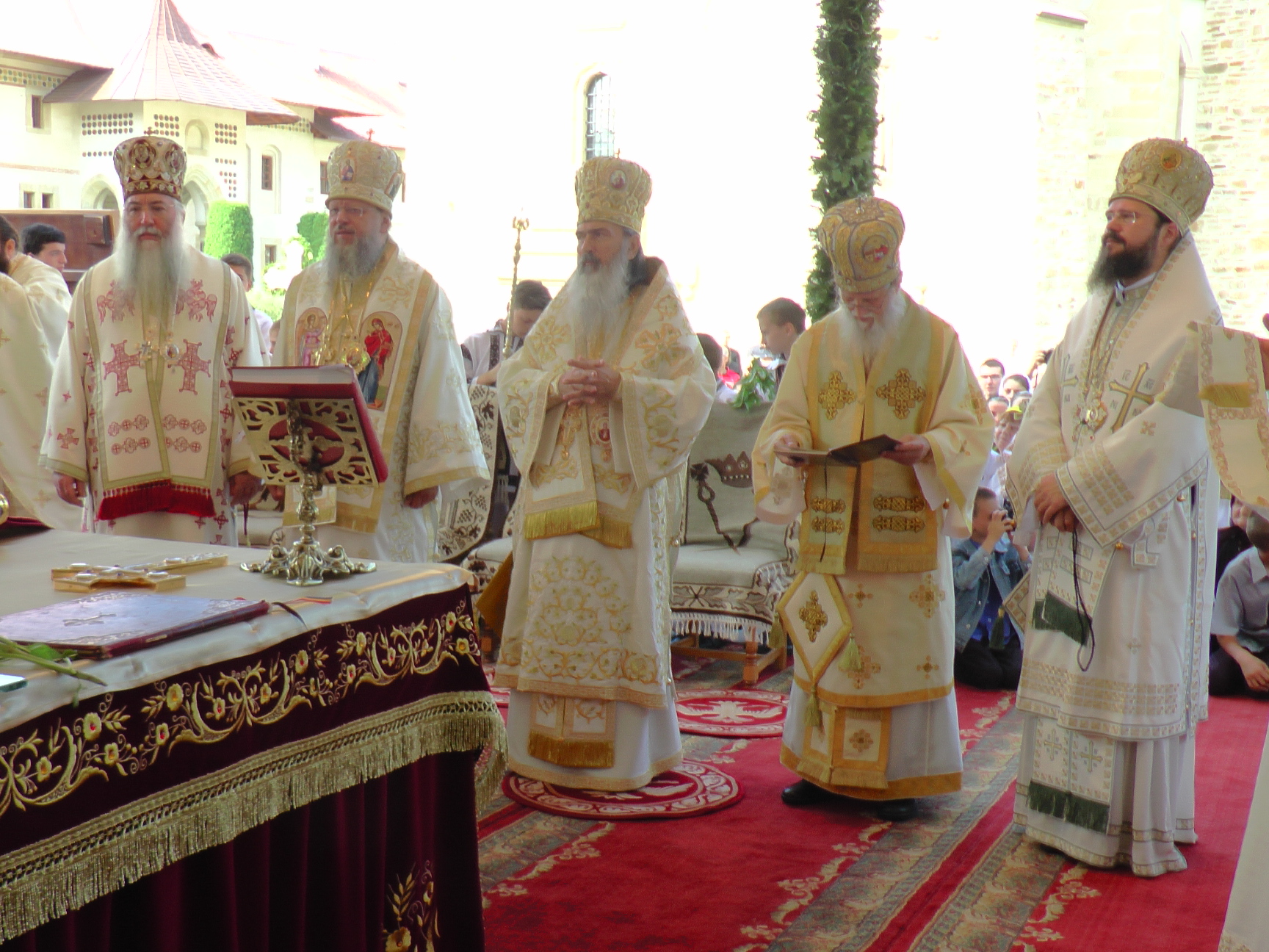 Hram la Putna: „Să luptăm fiecare prin rugăciunea noastră şi să nu ne războim niciodată între noi“