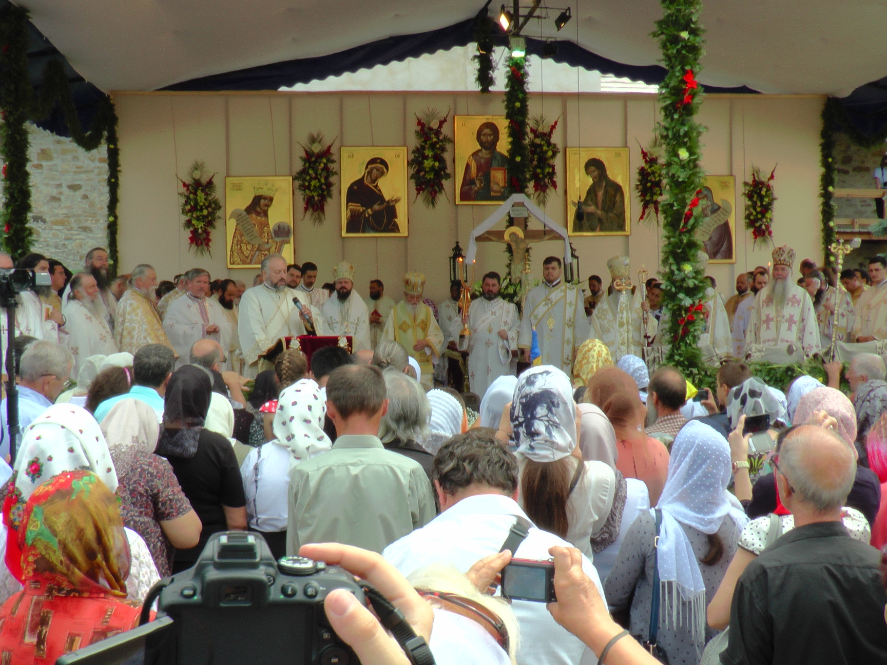 Hram la Putna: „Să luptăm fiecare prin rugăciunea noastră şi să nu ne războim niciodată între noi“