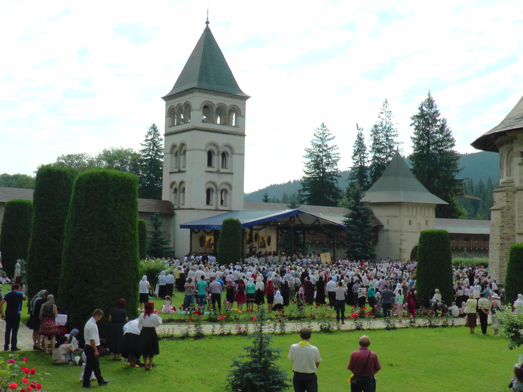Hram la Putna: „Să luptăm fiecare prin rugăciunea noastră şi să nu ne războim niciodată între noi“
