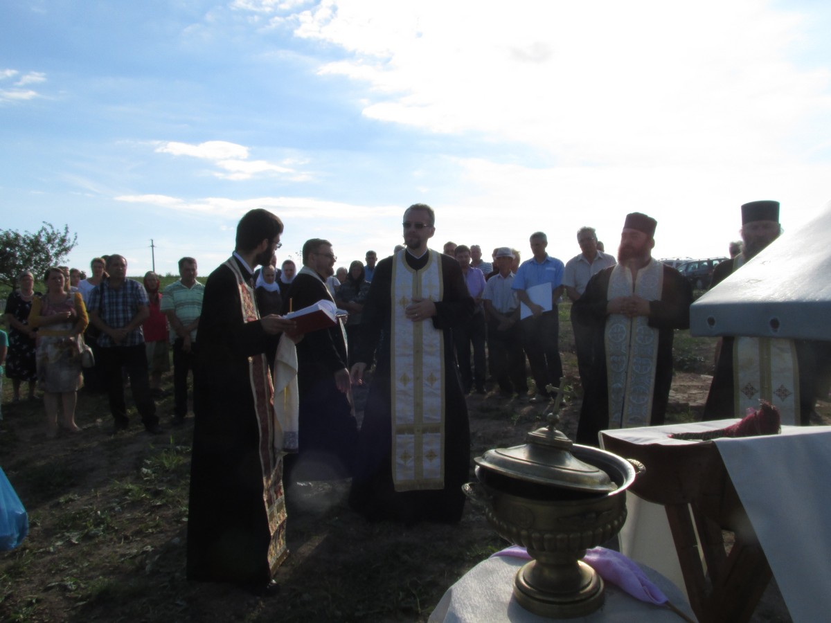 Monument în amintirea ctitorilor bisericii din Tăuteşti