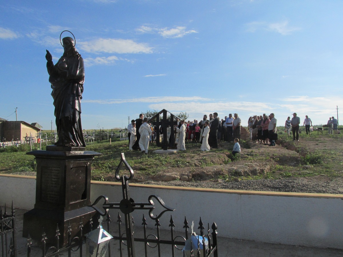 Monument în amintirea ctitorilor bisericii din Tăuteşti