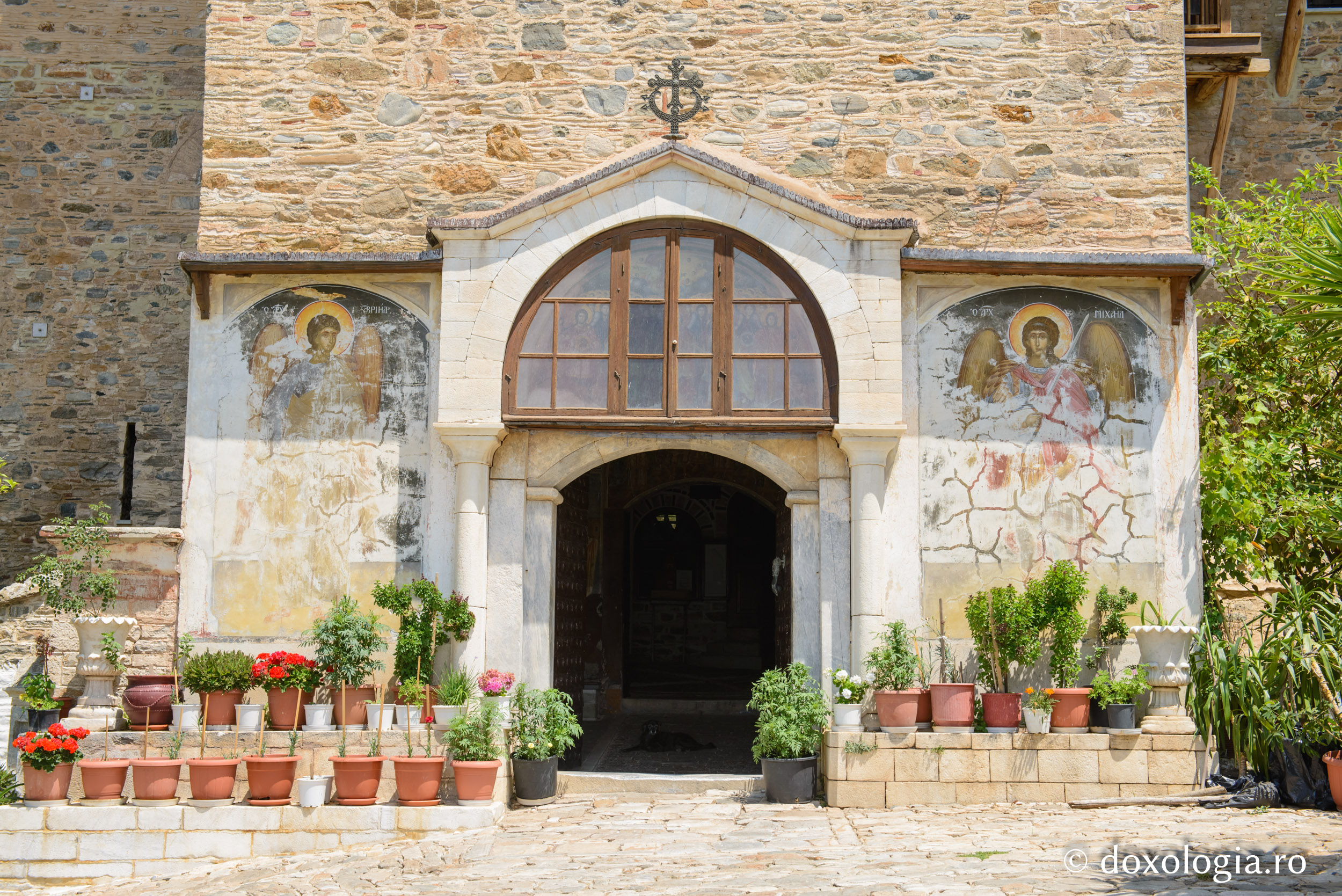 Intrarea în Mănăstirea Dohiariu