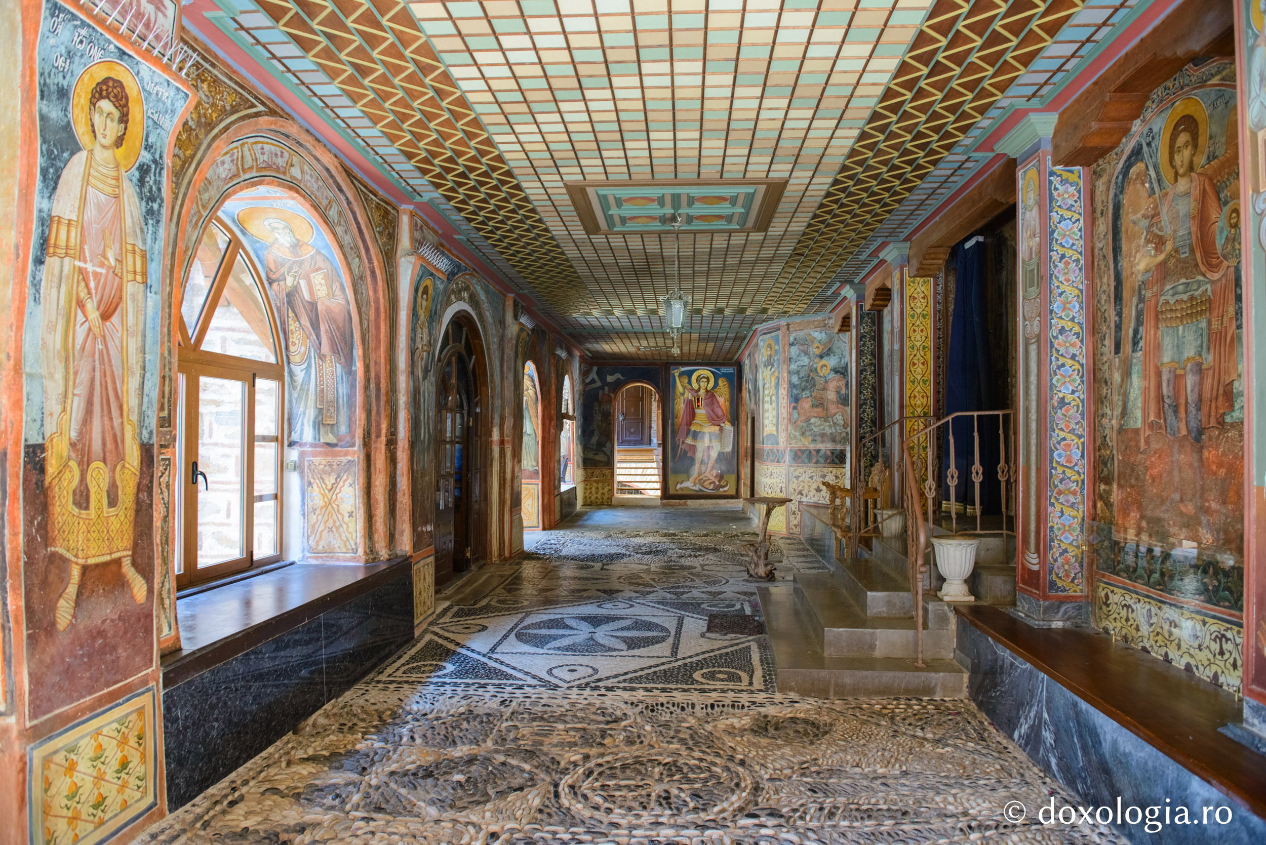 Culoarul pictat dintre katholikon si trapeză