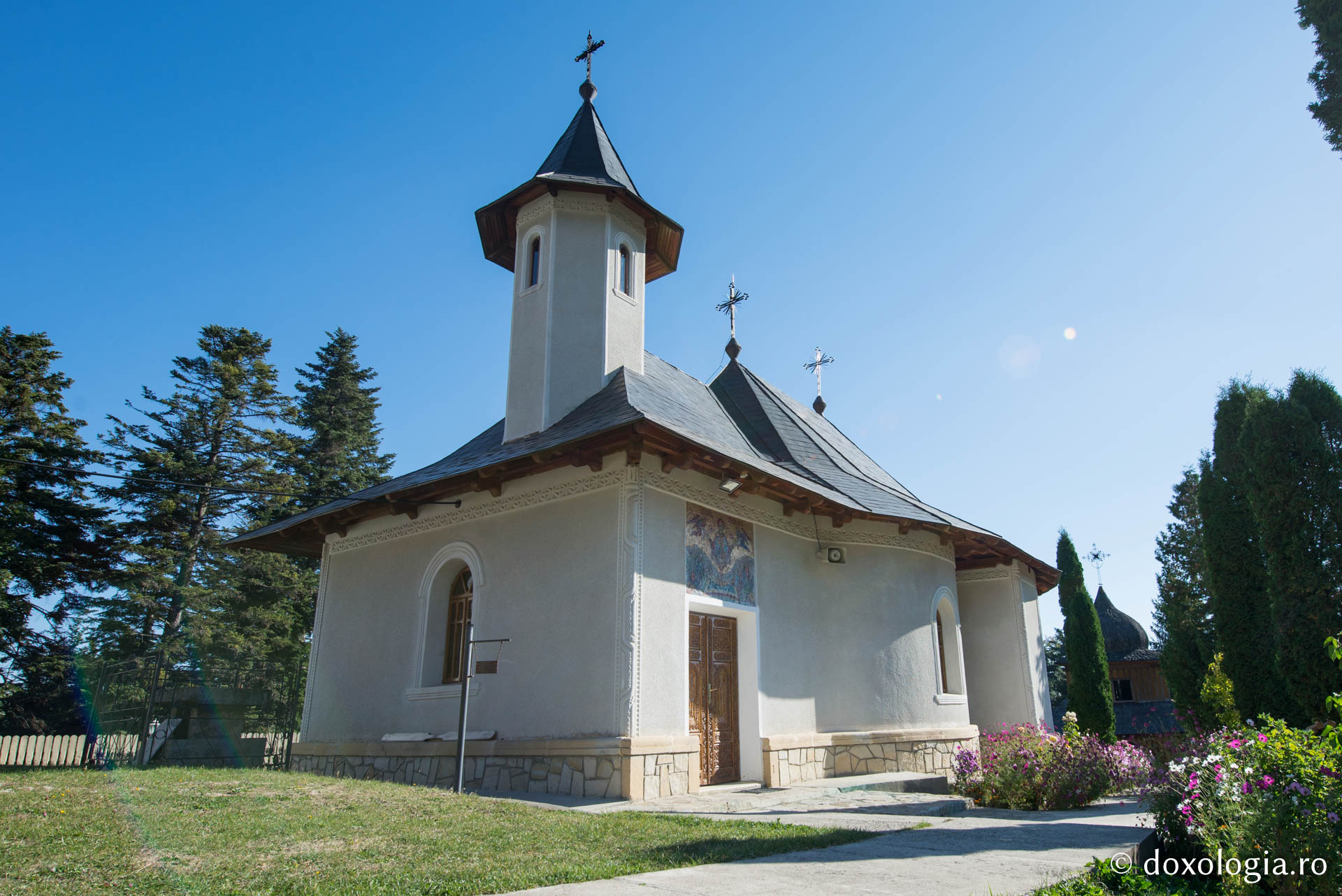 Foto: Oana Nechifor Mănăstirea Horăicioara, „cuibul” iubitorilor de liniște