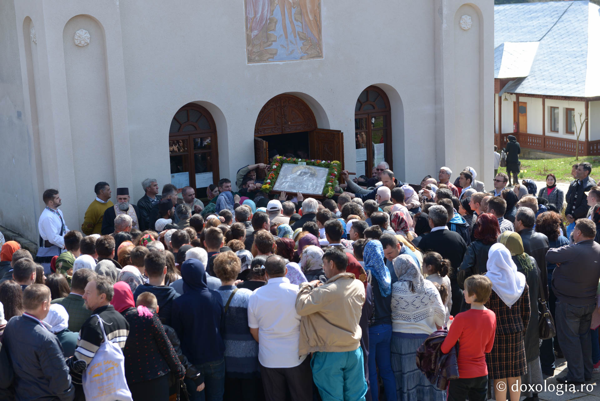 Izvorul nesecat al minunilor Maicii Domnului de la Horăicioara