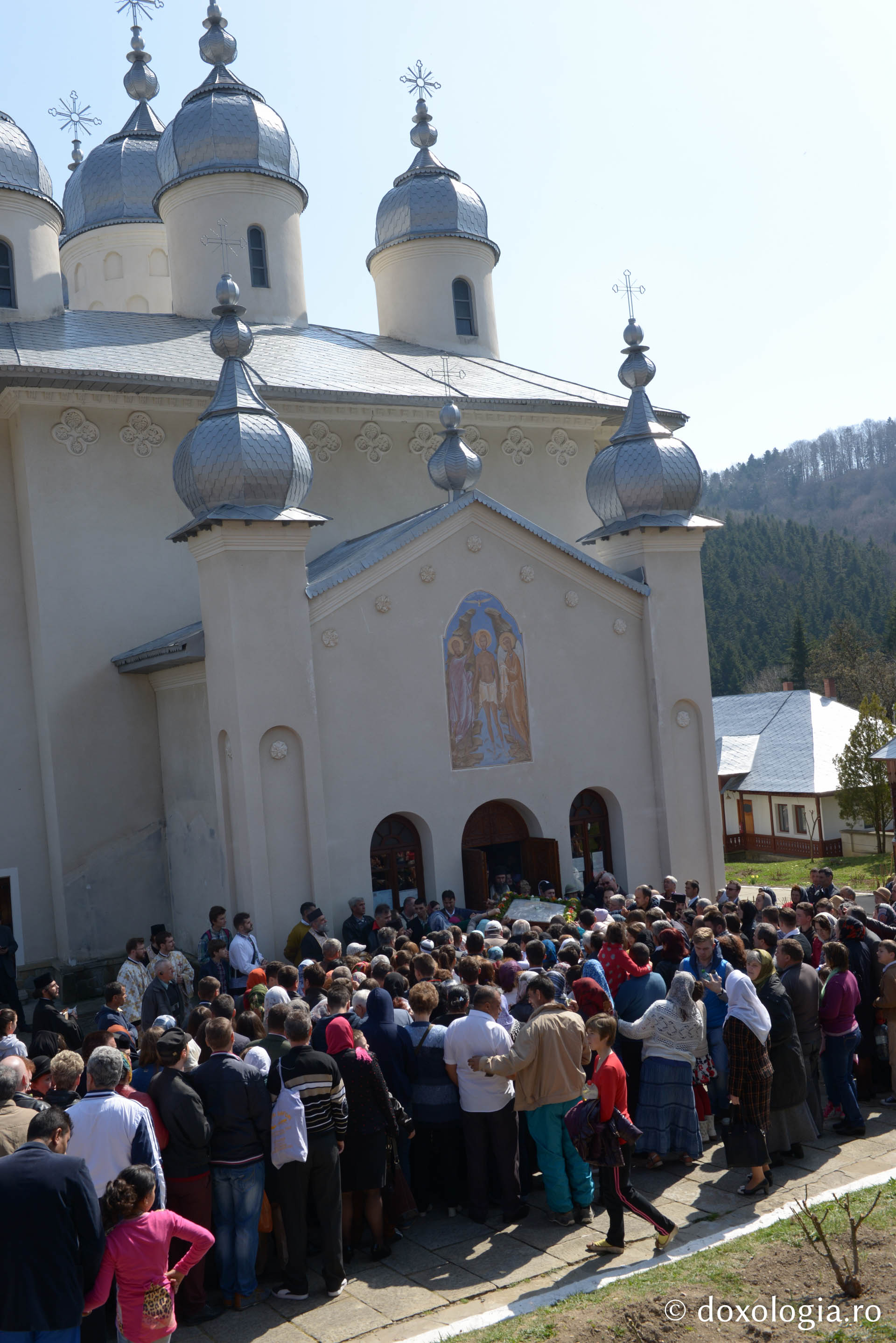 Izvorul nesecat al minunilor Maicii Domnului de la Horăicioara