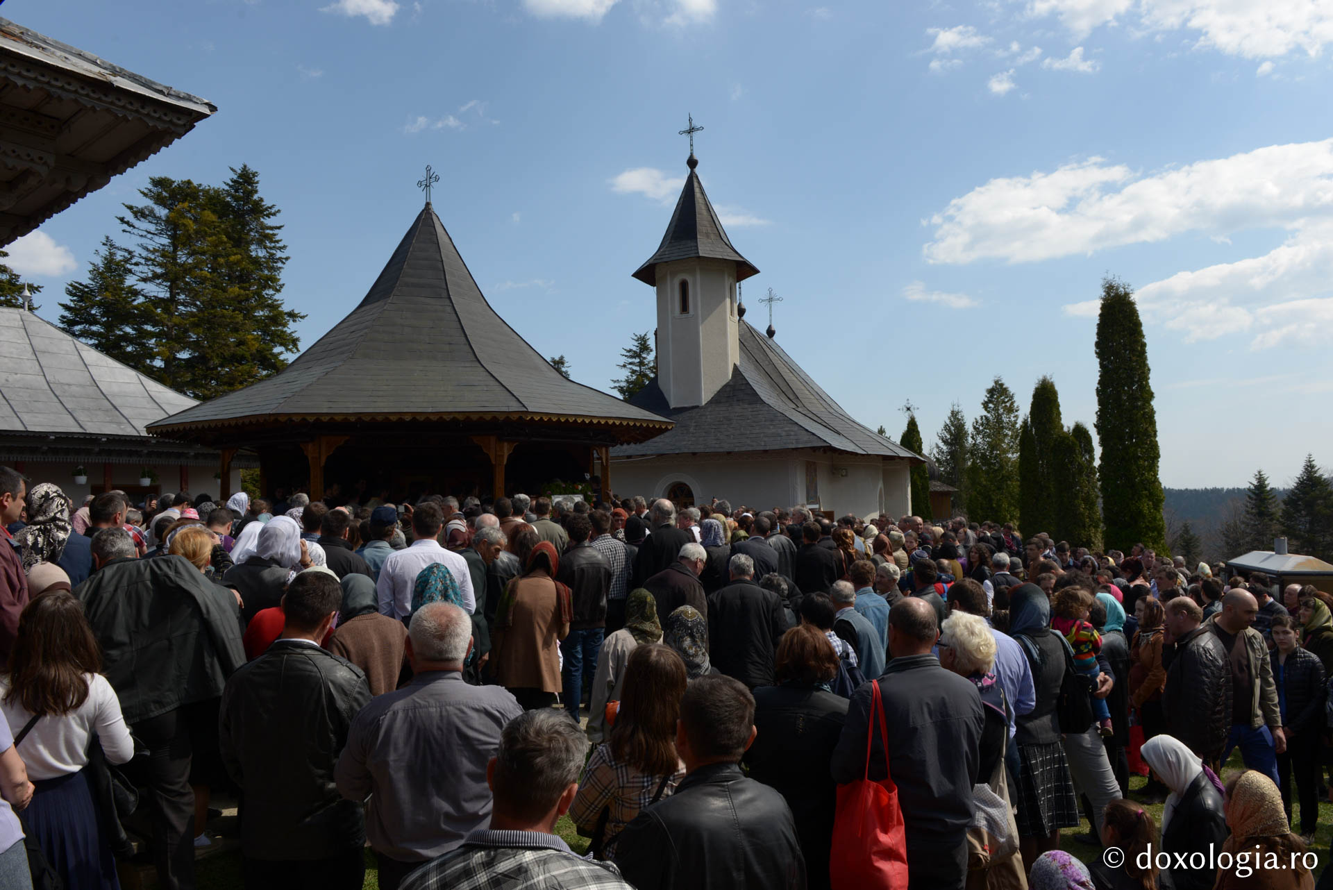 Izvorul nesecat al minunilor Maicii Domnului de la Horăicioara