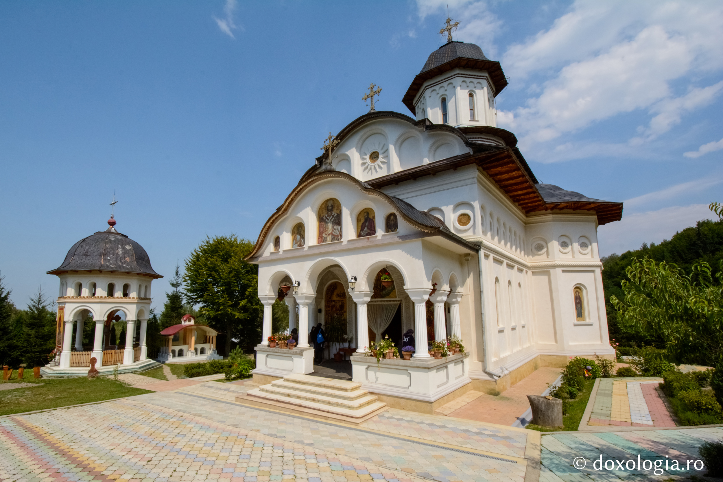 Mănăstirea „Sfinții Apostoli Petru și Pavel” – Cârțișoara, Sibiu / Foto: Pr. Silviu Cluci Mănăstirea „Sfinţii Apostoli Petru şi Pavel” – Cârţişoara, Sibiu