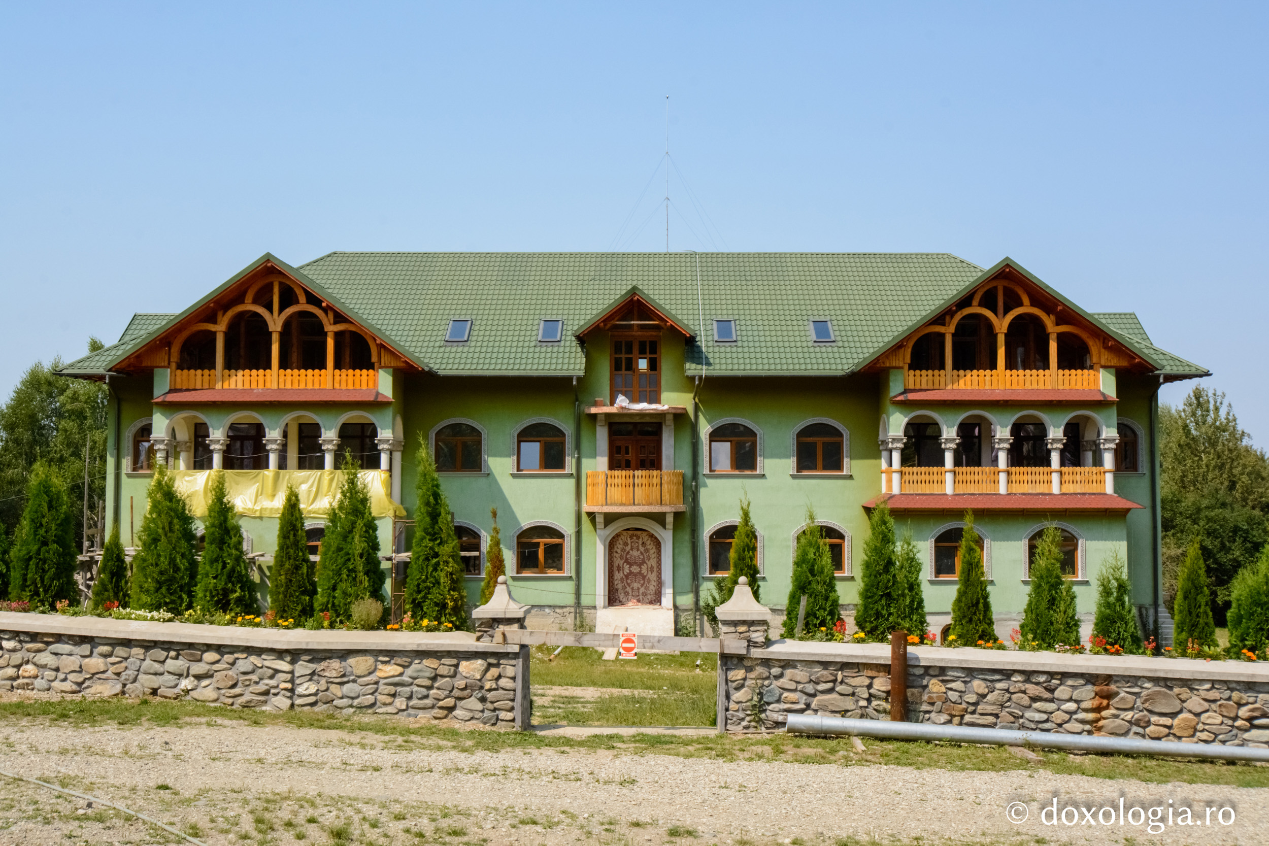 Mănăstirea „Sfinții Apostoli Petru și Pavel” – Cârțișoara, Sibiu / Foto: Pr. Silviu Cluci Mănăstirea „Sfinţii Apostoli Petru şi Pavel” – Cârţişoara, Sibiu