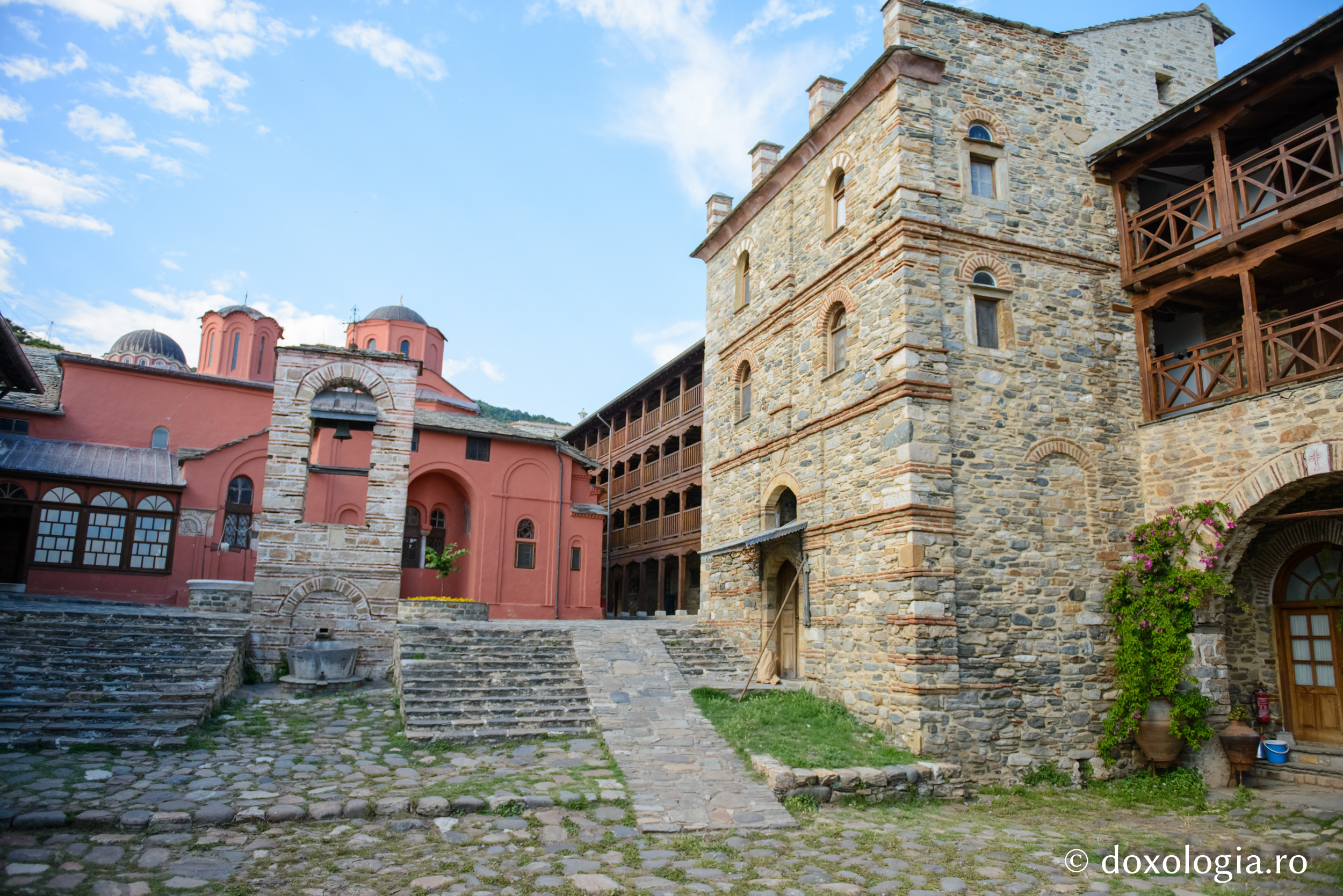 Corp de chilii, clopotniţa şi vechiul katholikon / Foto: Pr. Silviu Cluci Mănăstirea Xenofont