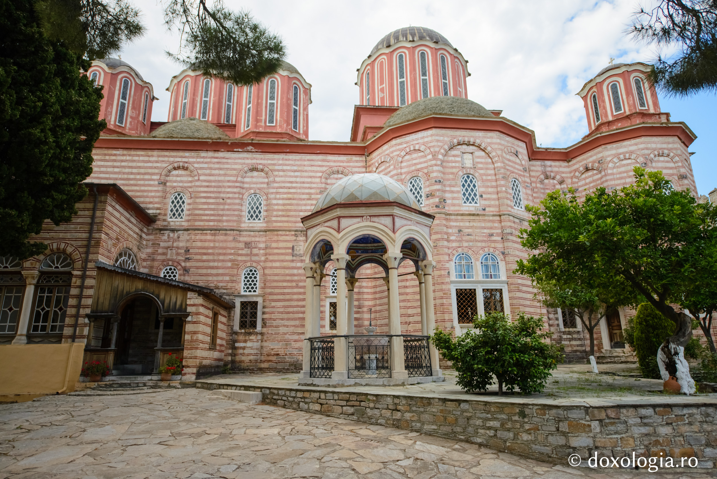 Katholikonul nou / Foto: Pr. Silviu Cluci Mănăstirea Xenofont