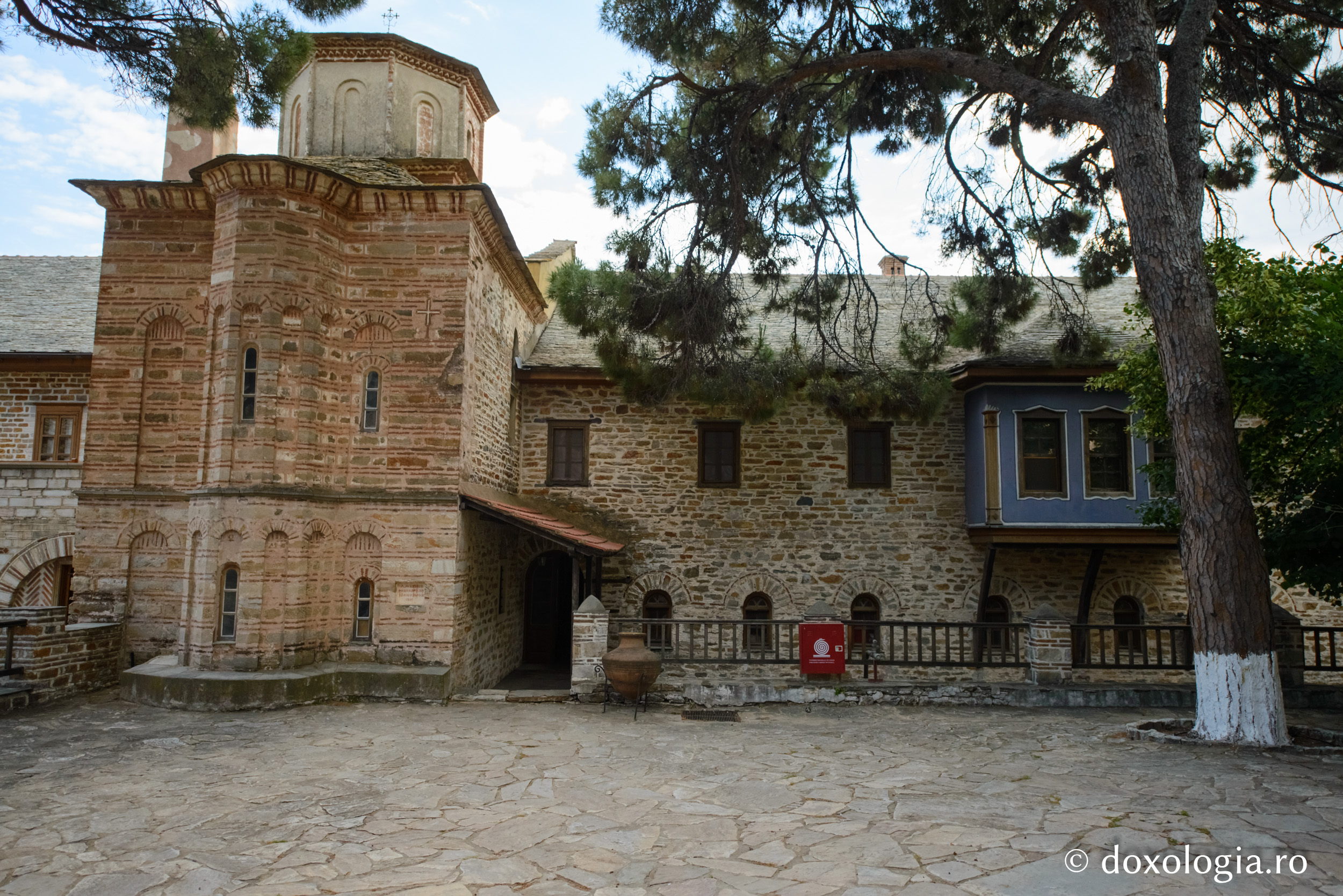 Paraclisul Intrării Maicii Domnului în Biserică (sus) şi a Sfântului Grigorie Teologul (jos) / Foto: Pr. Silviu Cluci Mănăstirea Xenofont