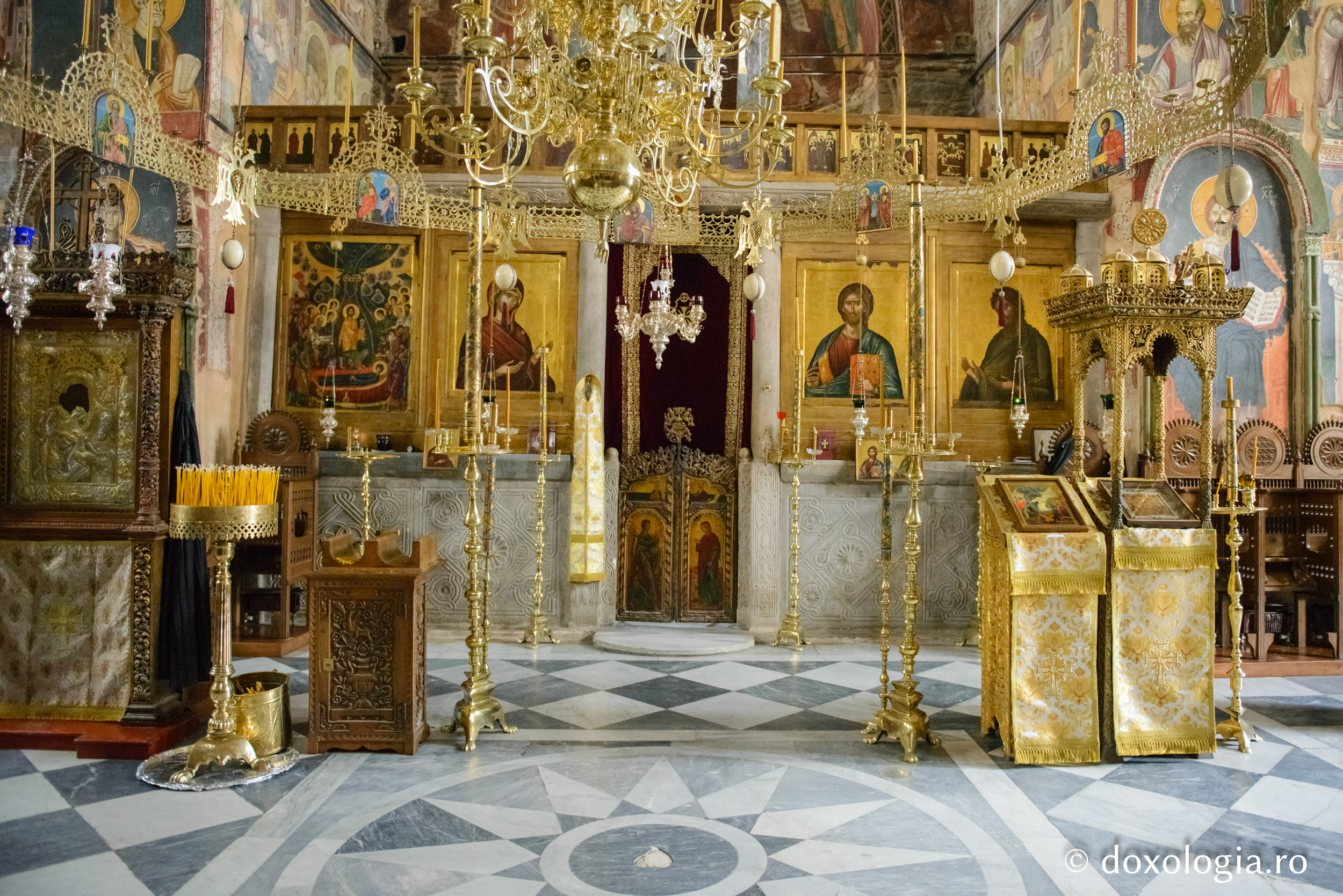 Catapeteasma este din marmură şi datează din secolul al X-lea / Foto: Pr. Silviu Cluci Biserica Protaton ‒ Athos