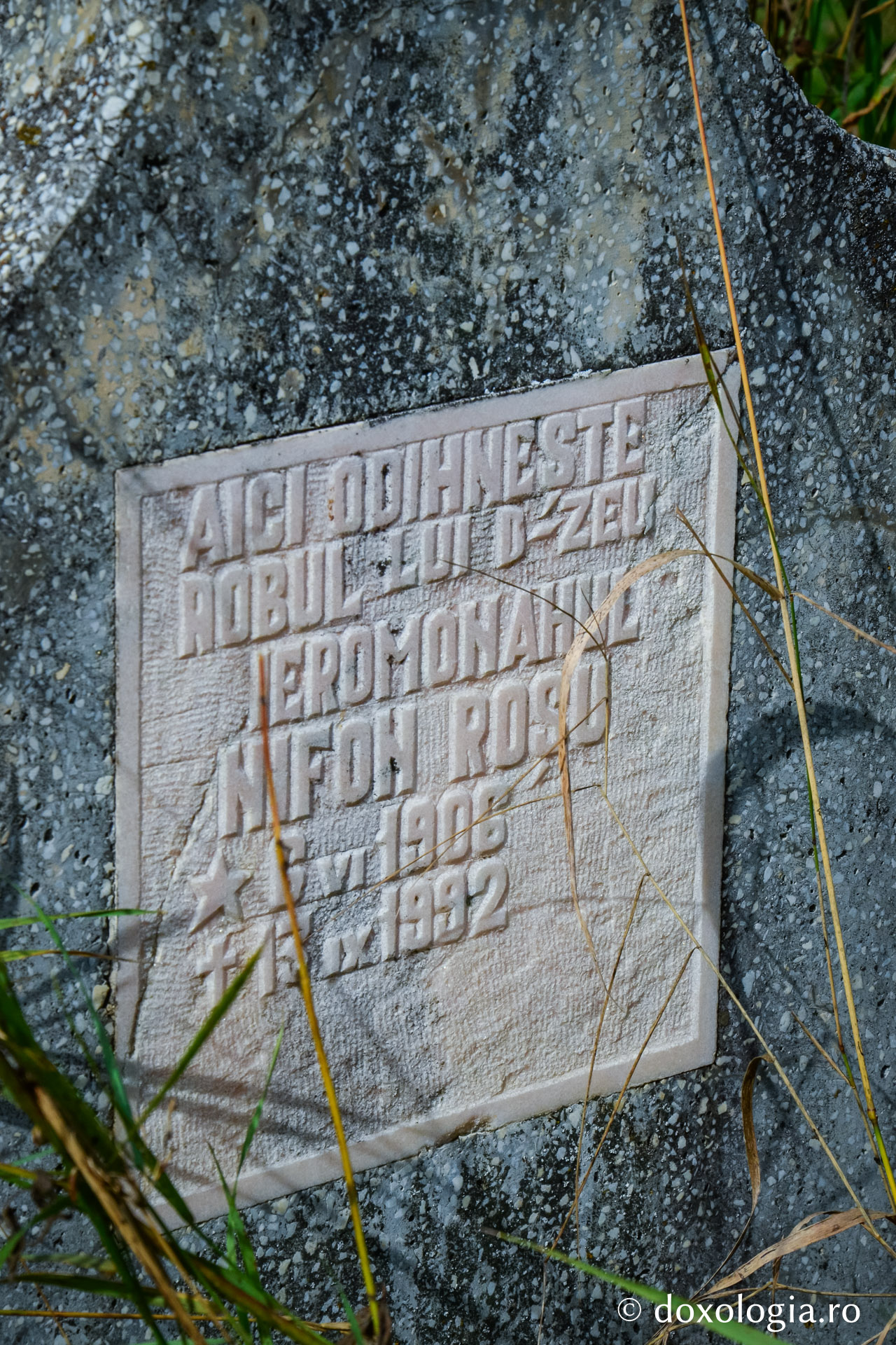 mormântul părintelui Nifon Roșu