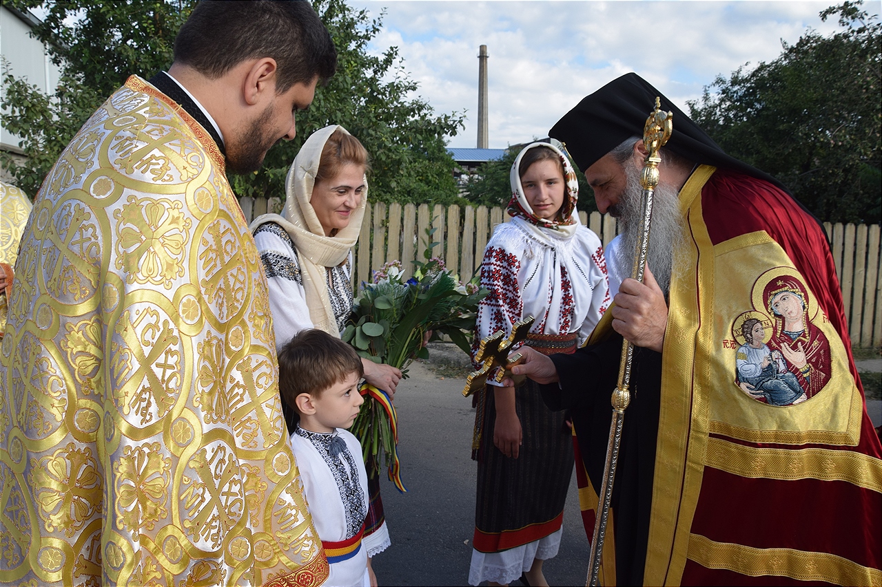 Sfințire la Botoșani: „Frumusețea unei biserici se împlineşte numai atunci când ea este plină de credincioşi” Sfințire la Botoșani: „Frumusețea unei biserici se împlineşte numai atunci când ea este plină de credincioşi”
