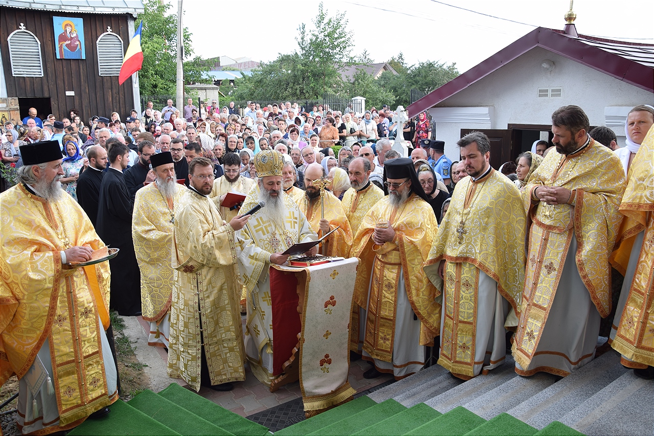 Sfințire la Botoșani: „Frumusețea unei biserici se împlineşte numai atunci când ea este plină de credincioşi” Sfințire la Botoșani: „Frumusețea unei biserici se împlineşte numai atunci când ea este plină de credincioşi”